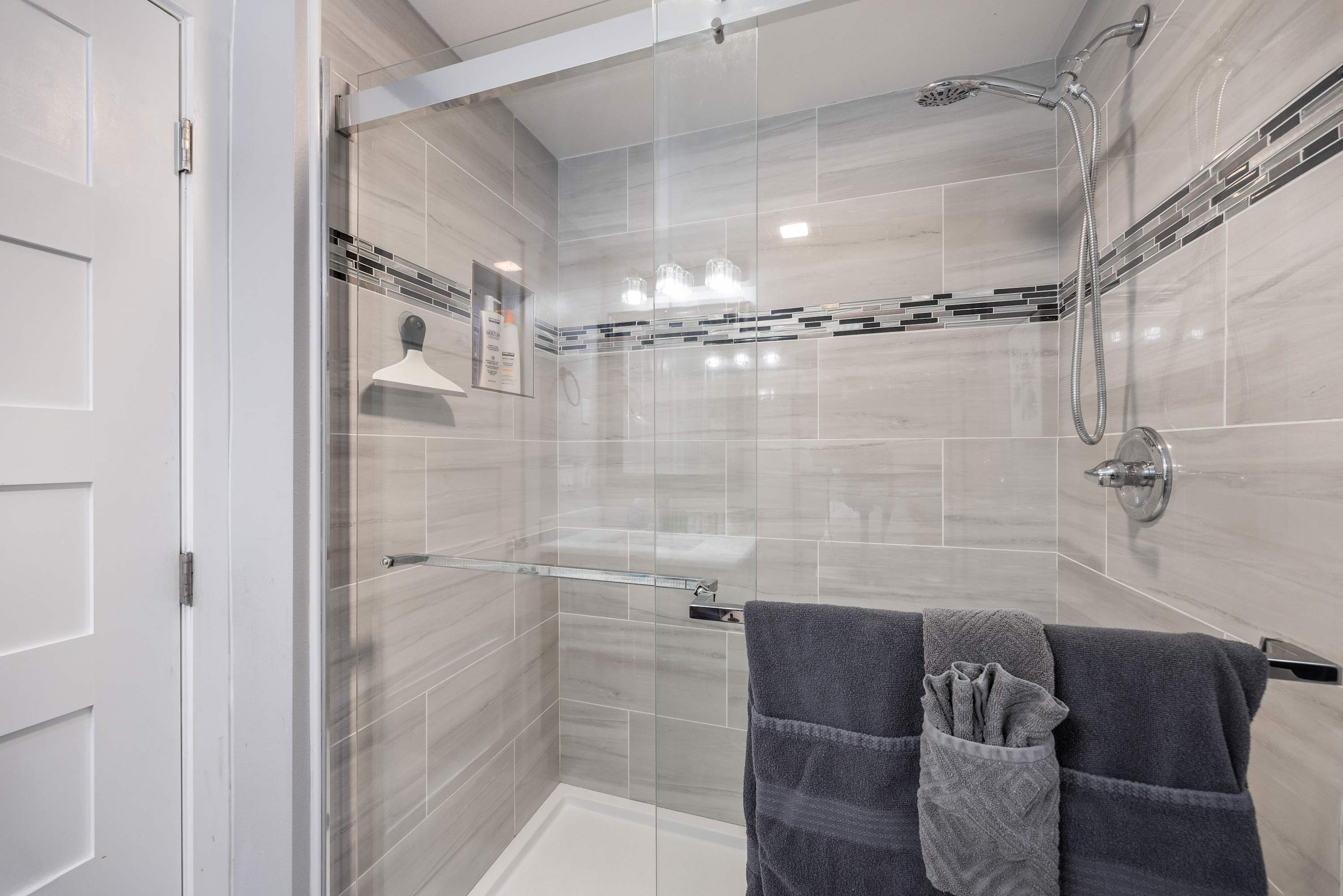 Kirkland Home with 2 Queen Beds - Totem Lake Village