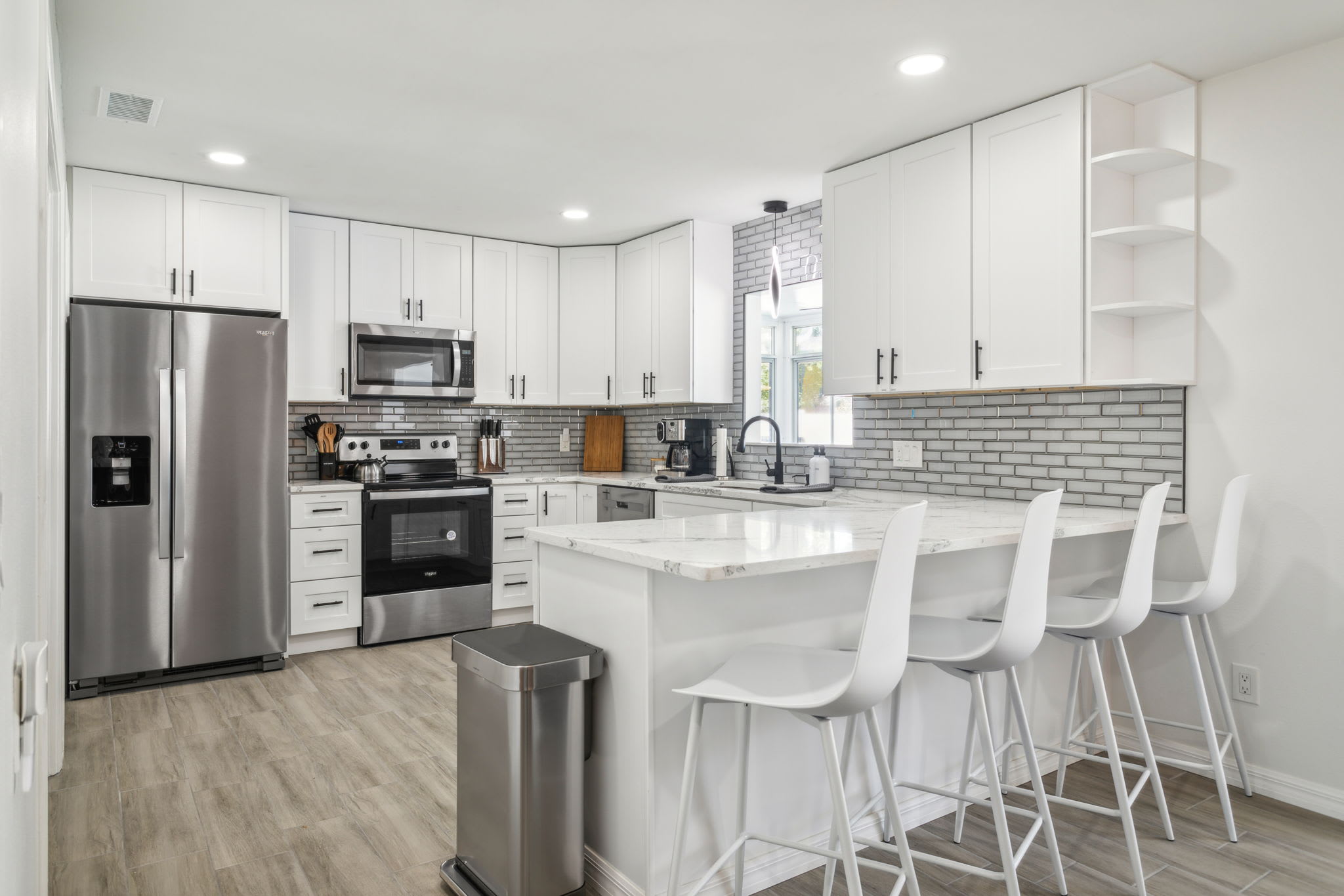 Breakfast Bar And Kitchen