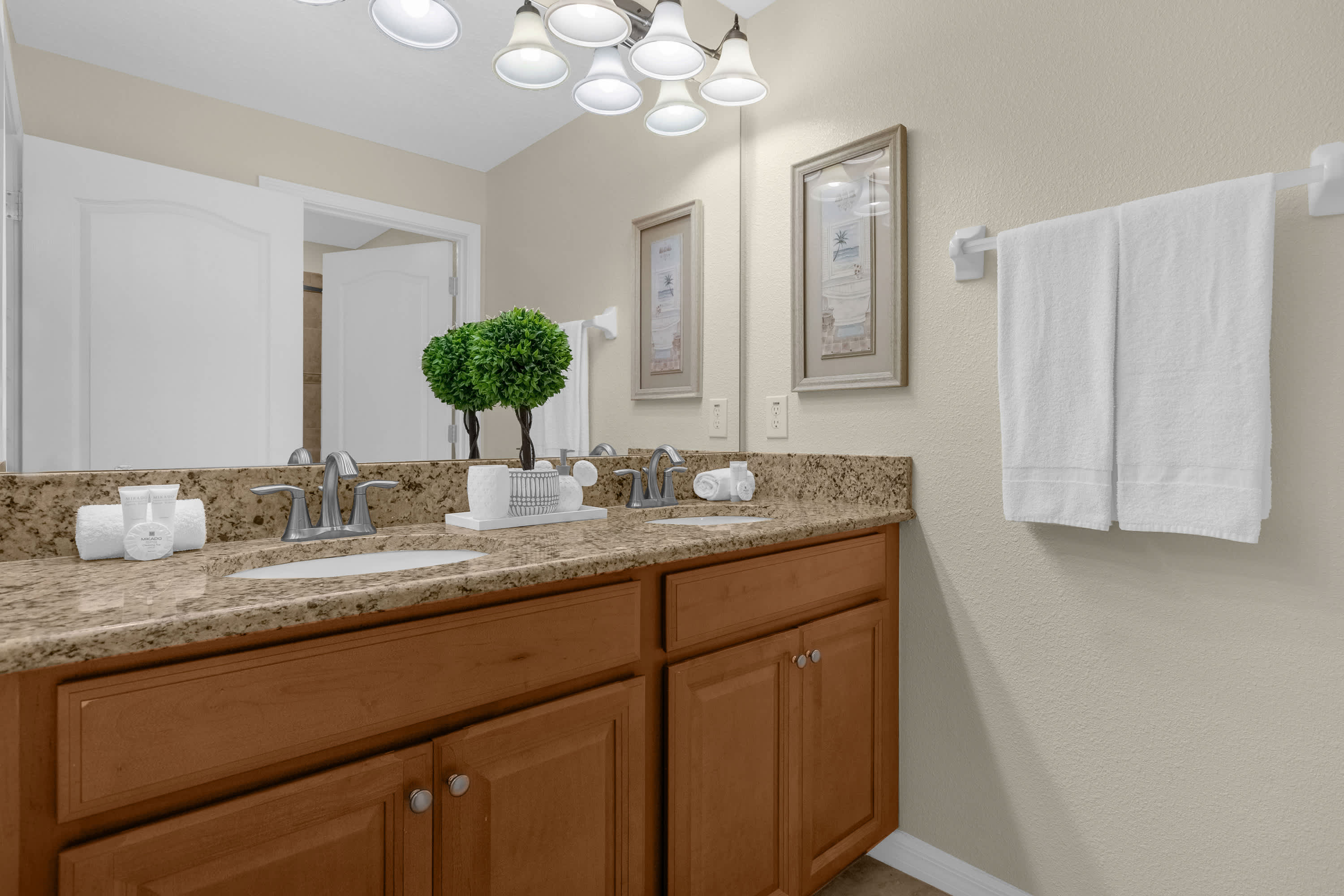 King Bedroom En-Suite Bathroom with Double Vanity