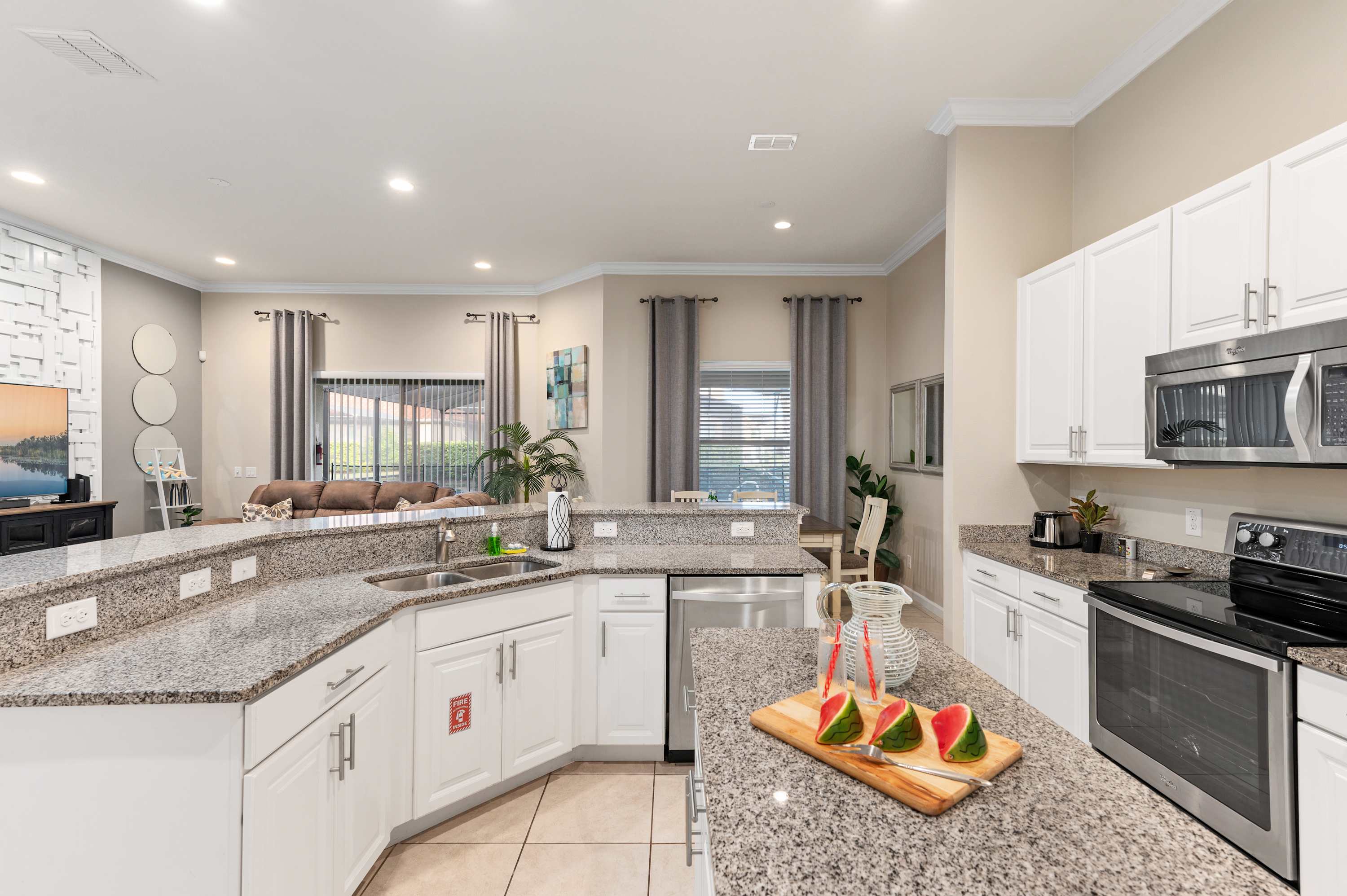 Heated Pool, Lazy River, Game Room 12 MI to Disney