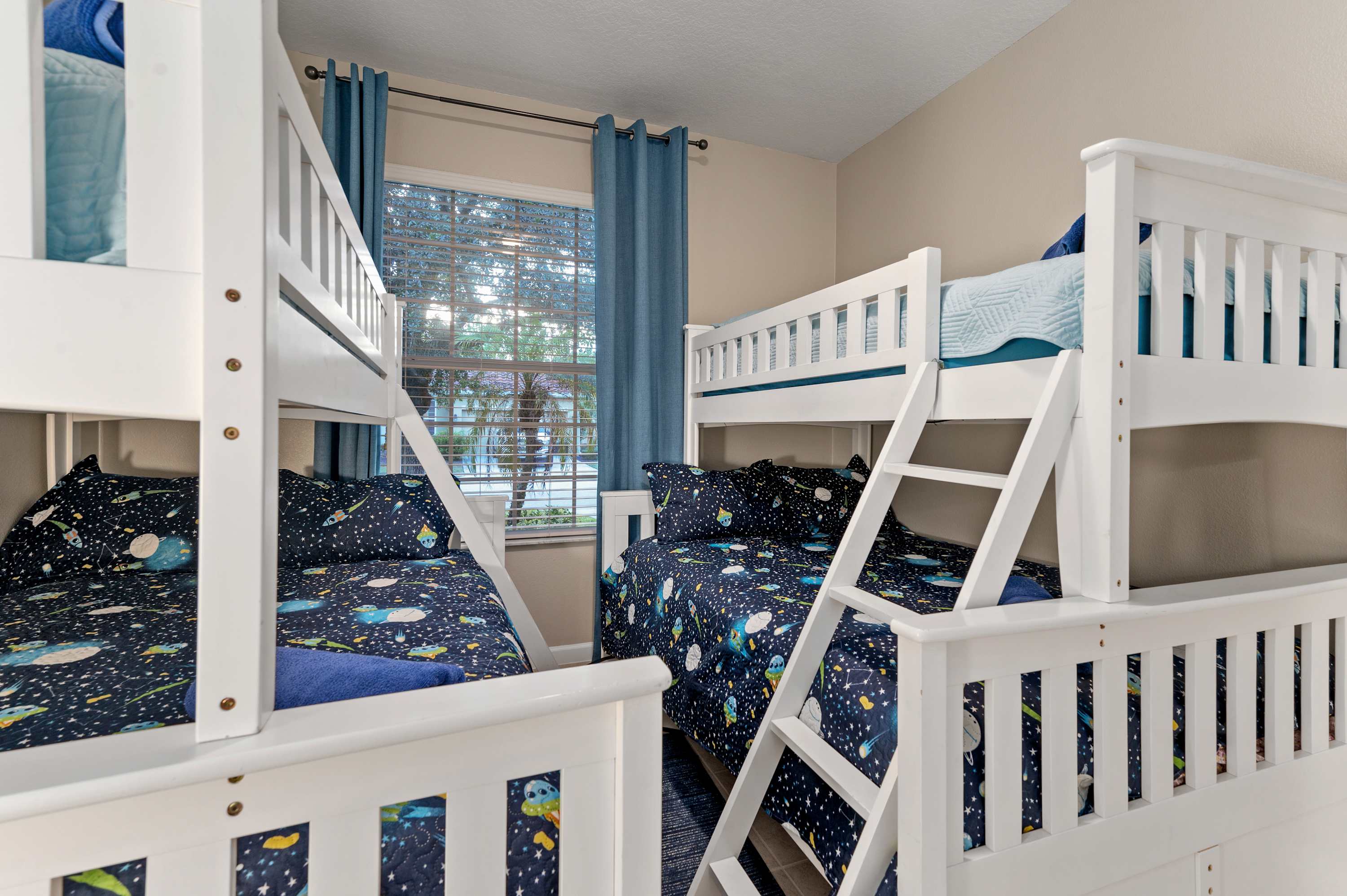 Heated Pool, Lazy River, Game Room 12 MI to Disney