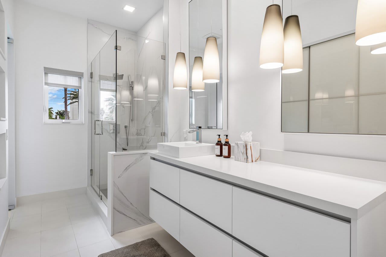 Modern bathroom with high-end finishes and spacious design for a spa-like experience.