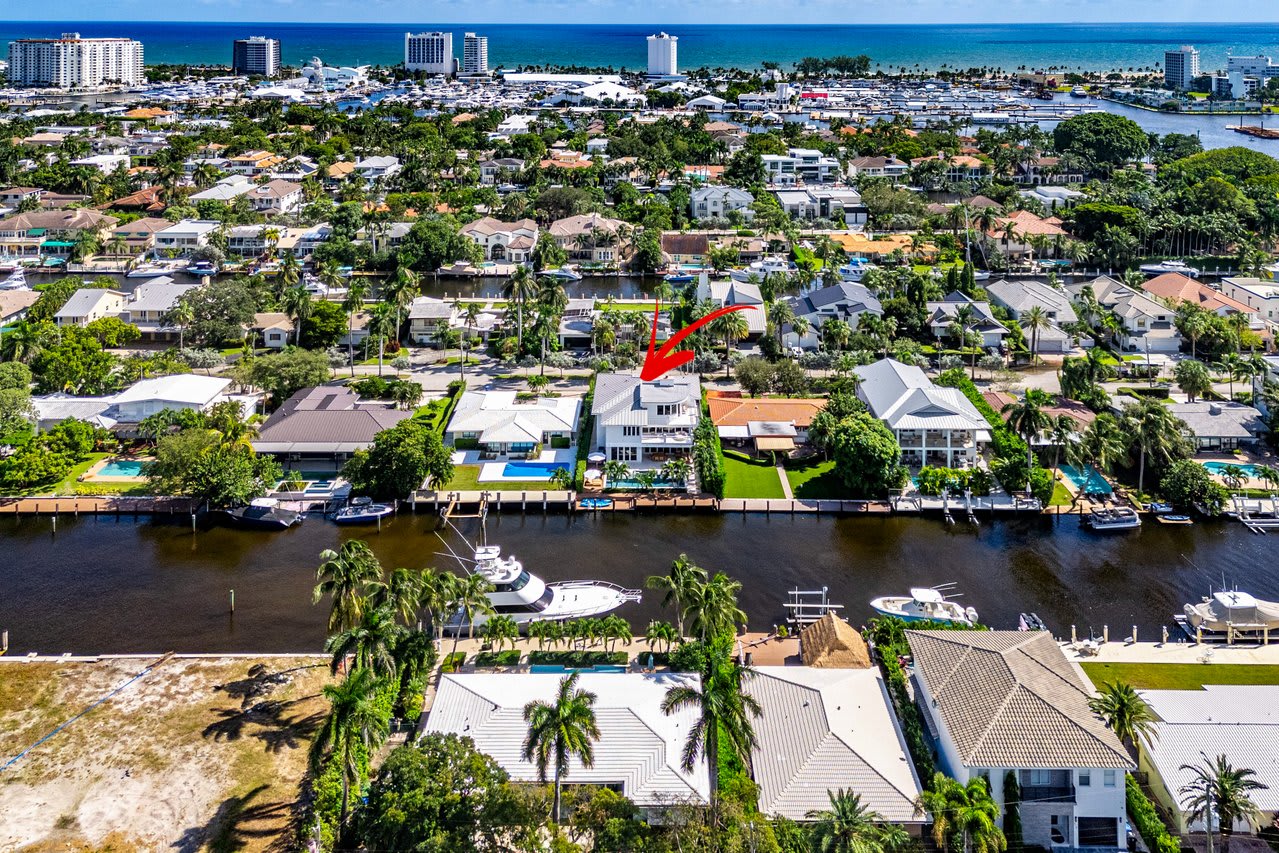An ideal location nestled in Fort Lauderdale’s scenic waterways, blending privacy with access to vibrant surroundings.
