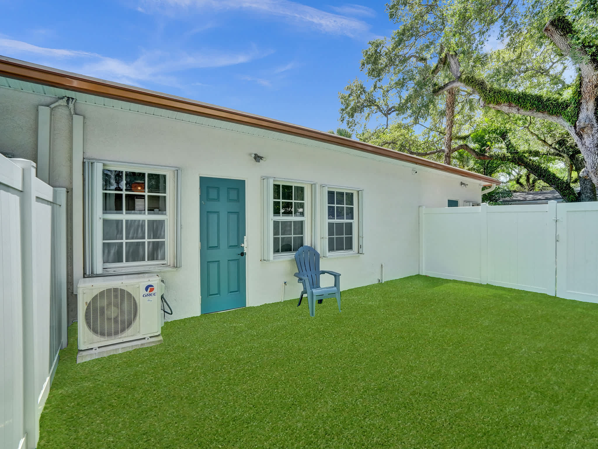 Stylish Modern Studio 3