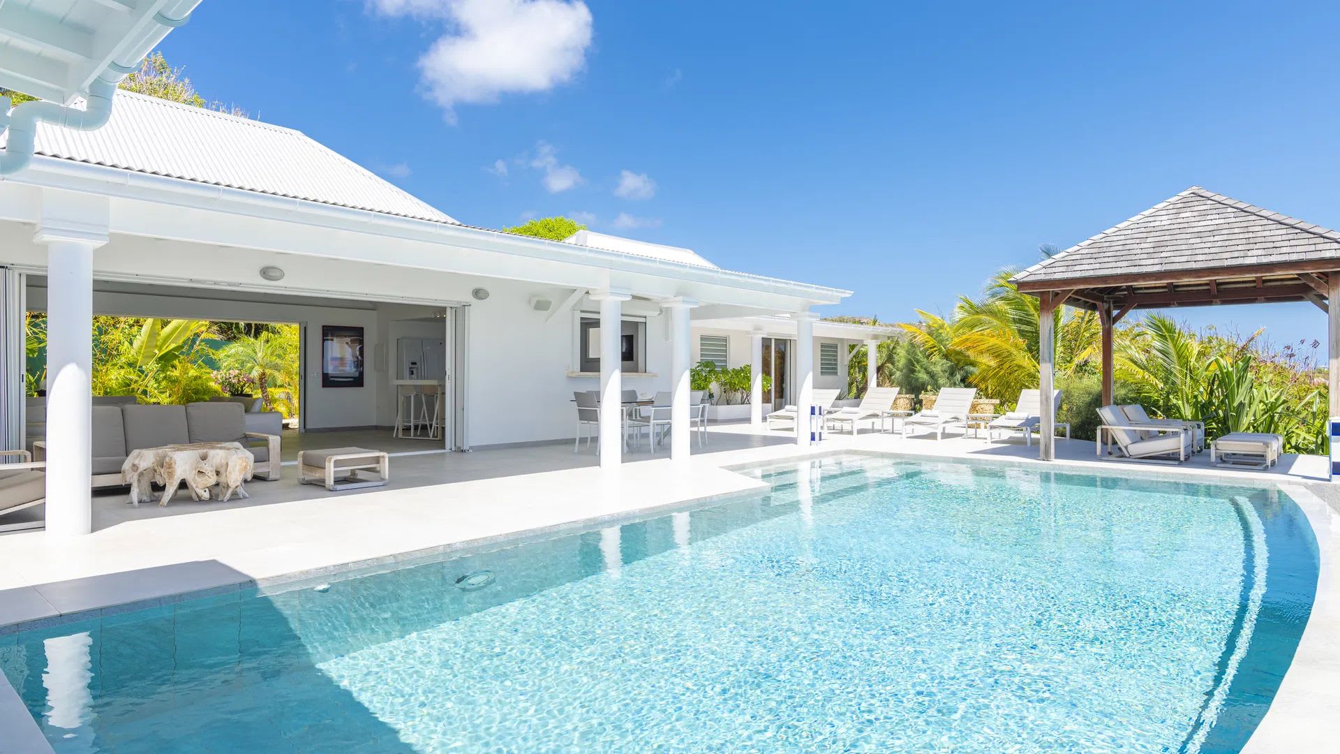 Villa With Wonderful Show Of The Infinite Ocean