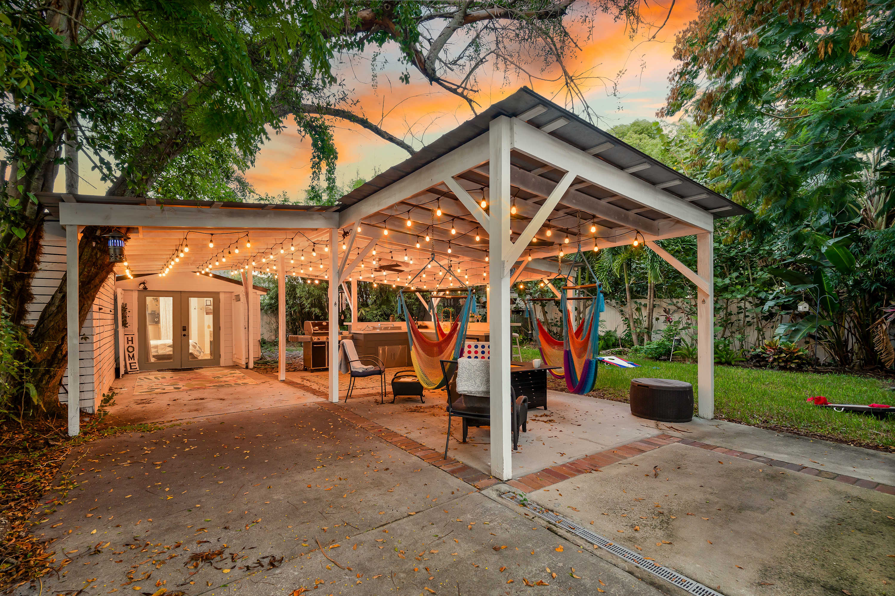 Tiny home w/outdoor kitchen & walk‑in shower