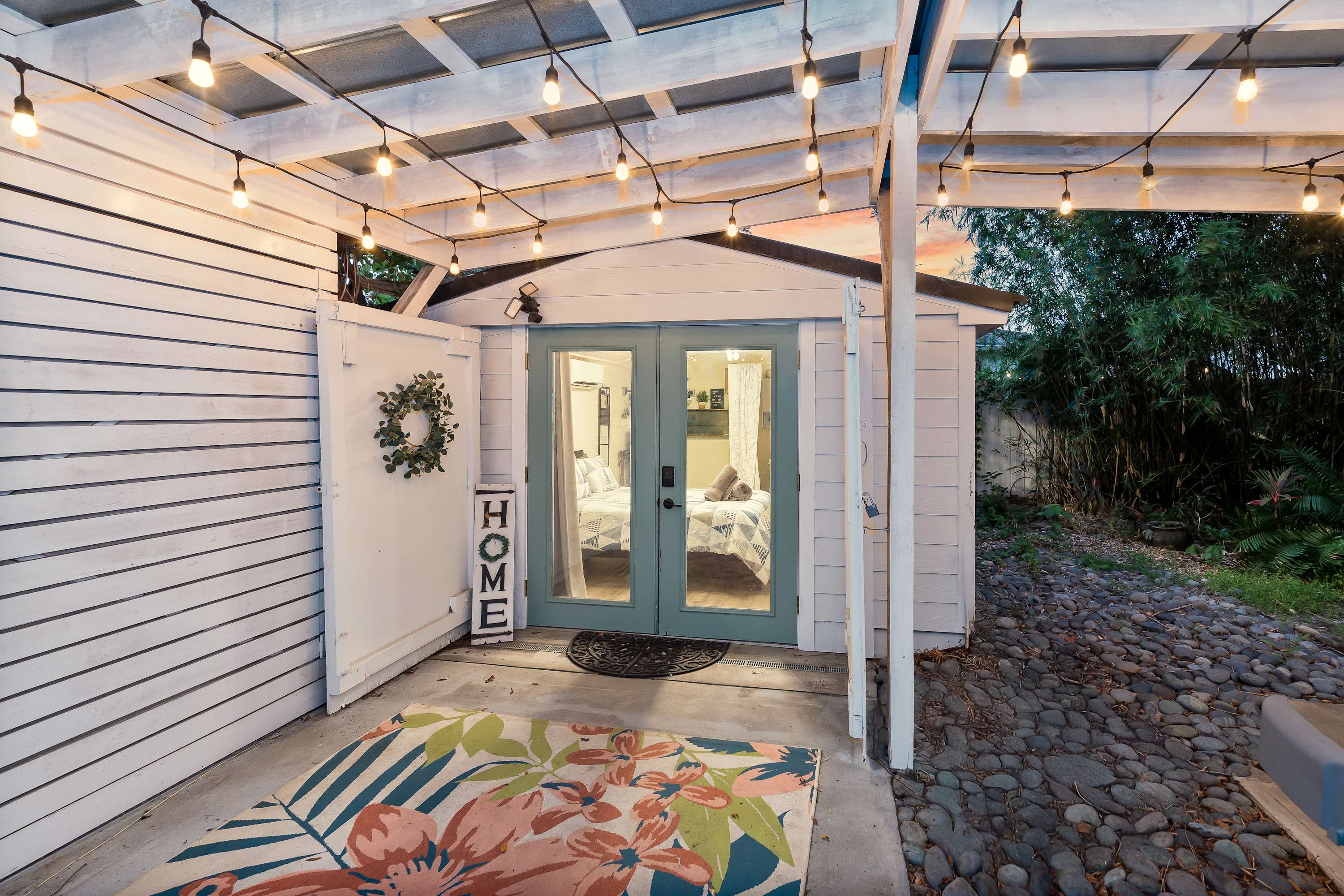 Tiny home w/outdoor kitchen & walk‑in shower