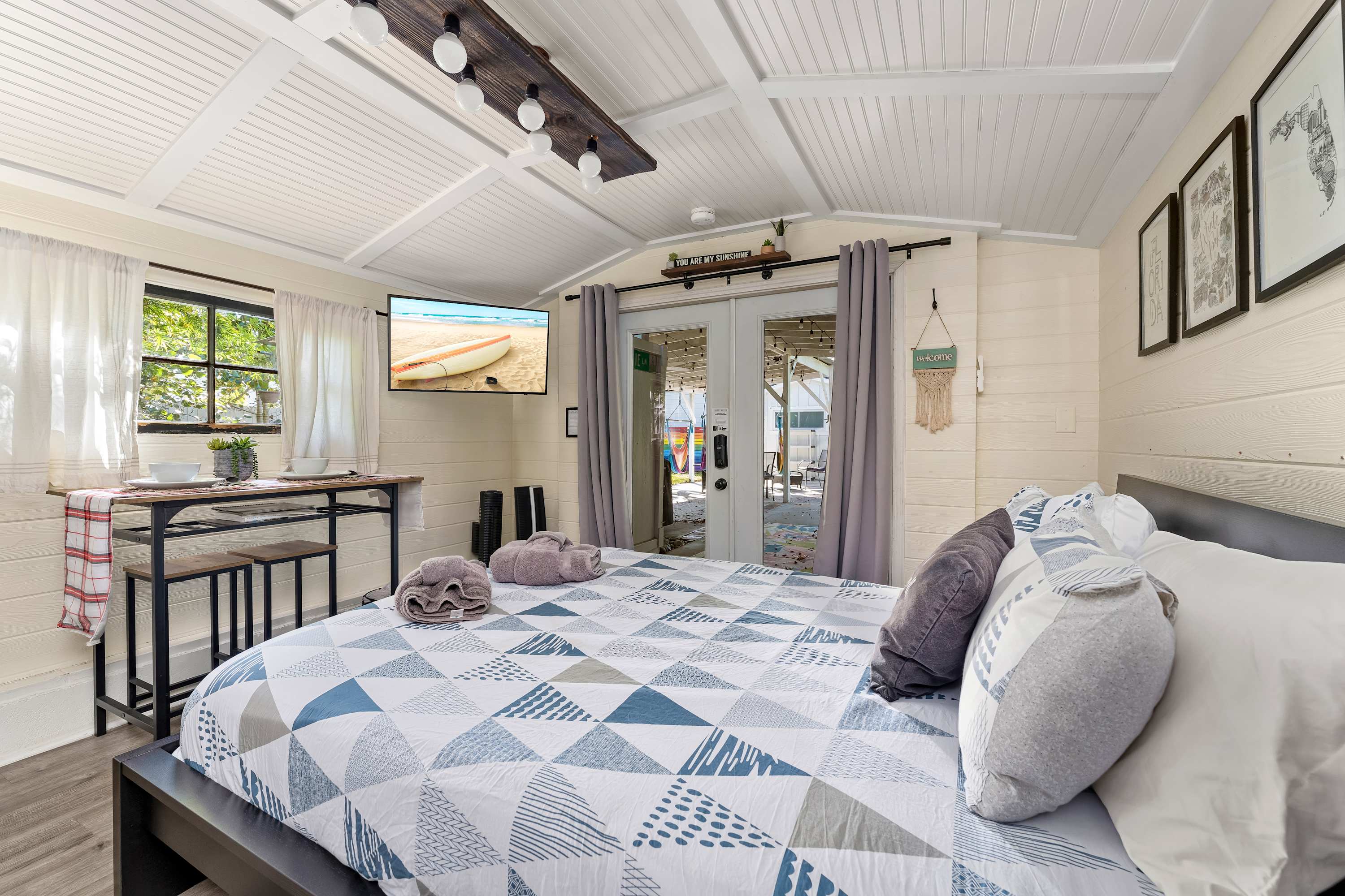 Tiny home w/outdoor kitchen & walk‑in shower