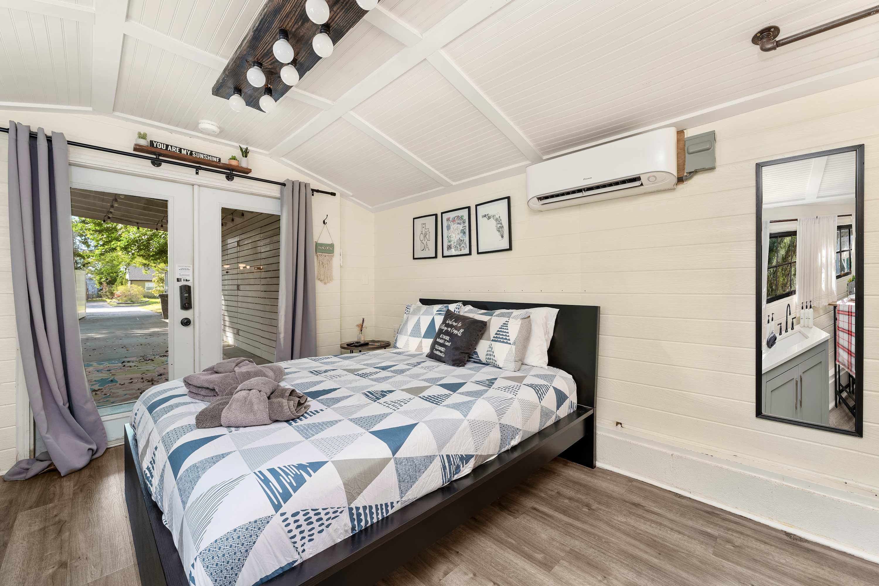 Tiny home w/outdoor kitchen & walk‑in shower