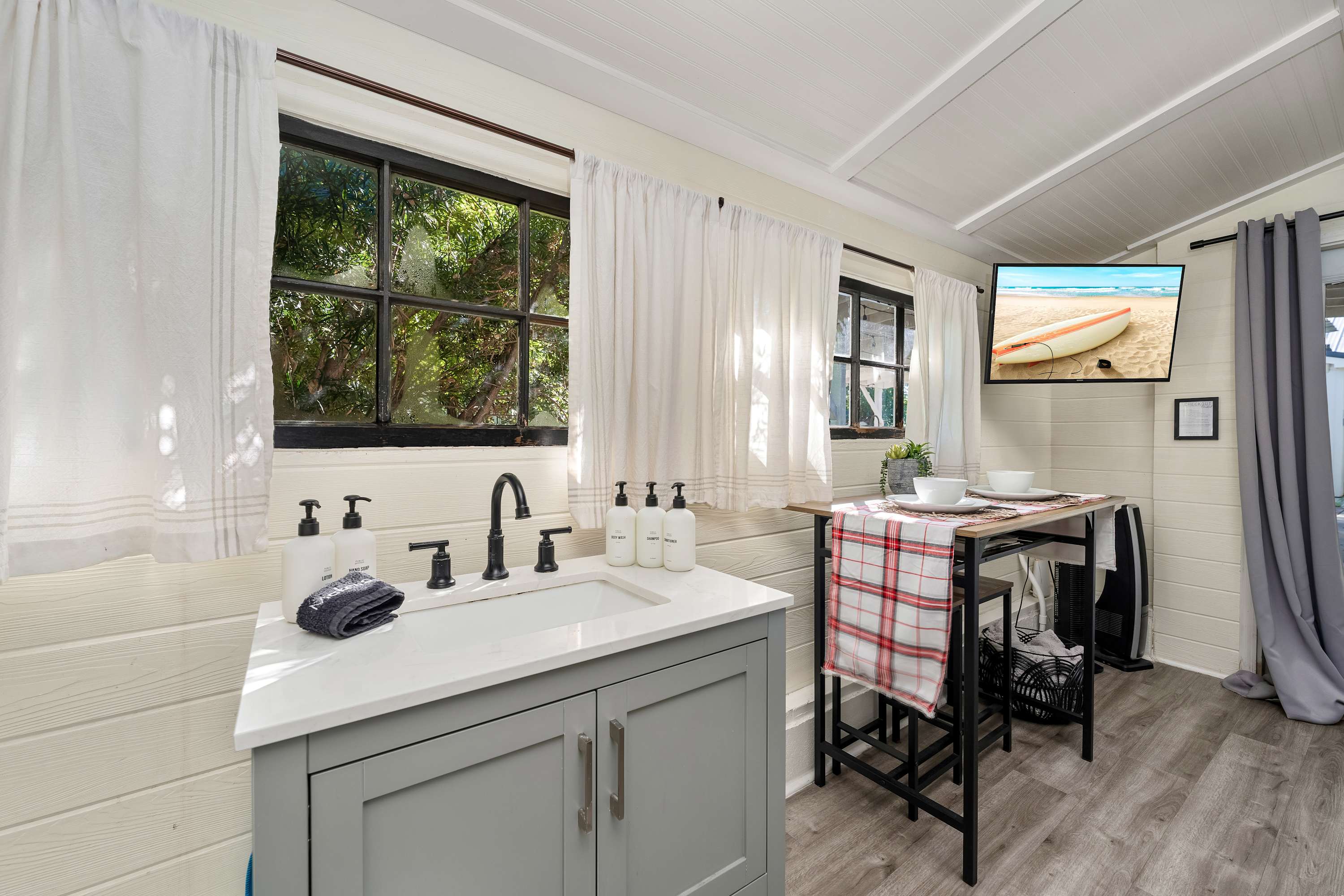 Tiny home w/outdoor kitchen & walk‑in shower