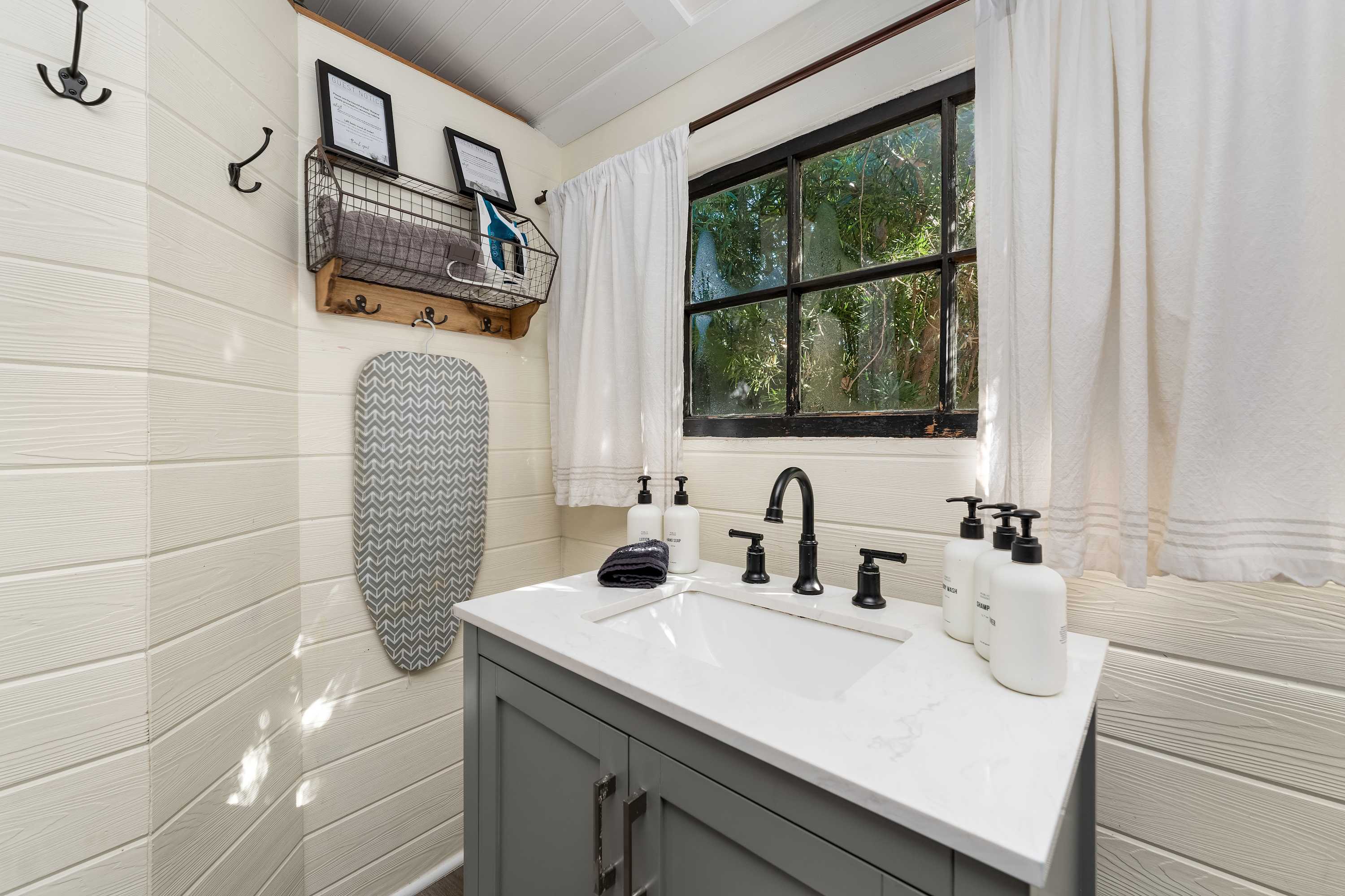 Tiny home w/outdoor kitchen & walk‑in shower