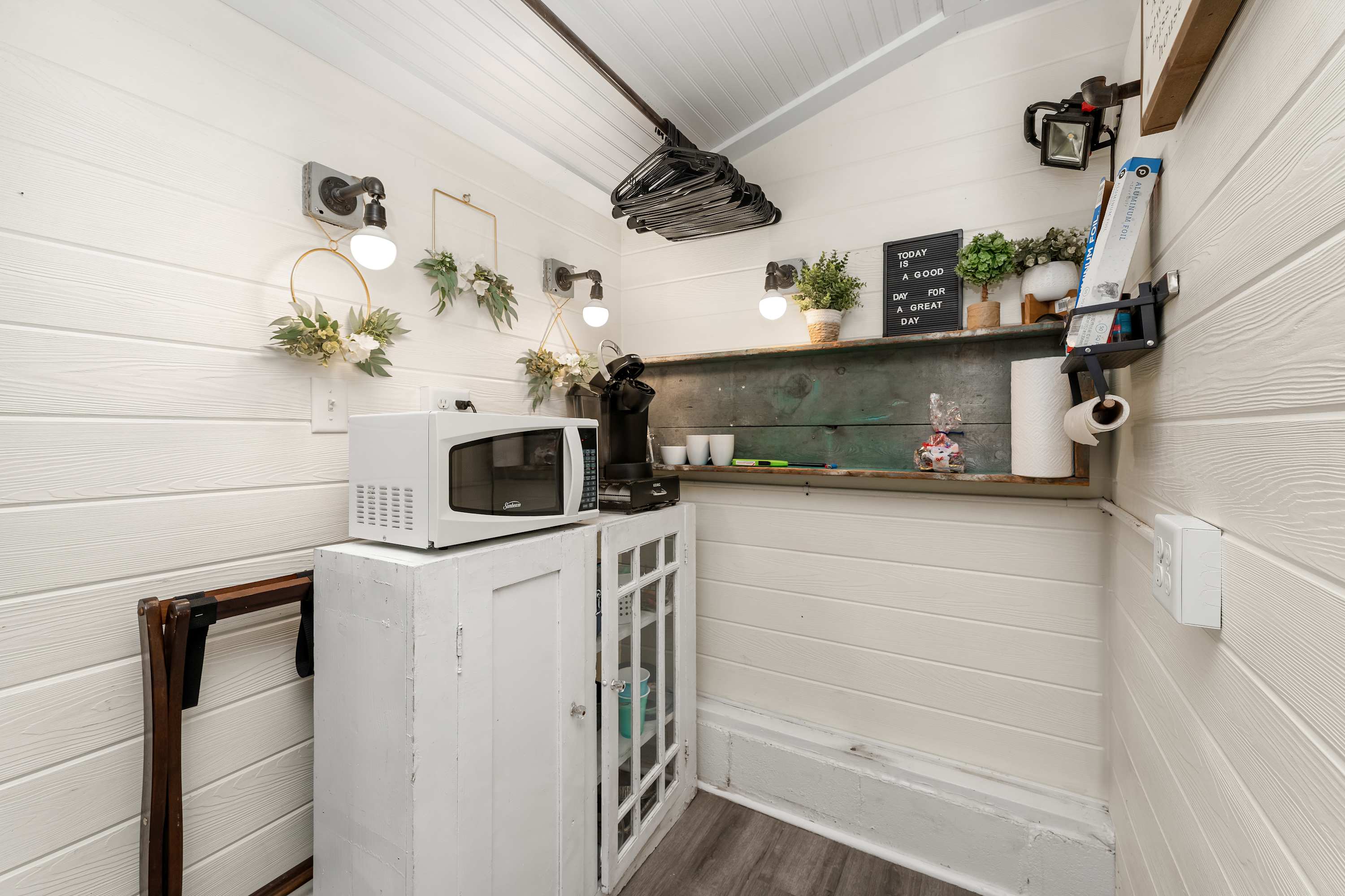 Tiny home w/outdoor kitchen & walk‑in shower