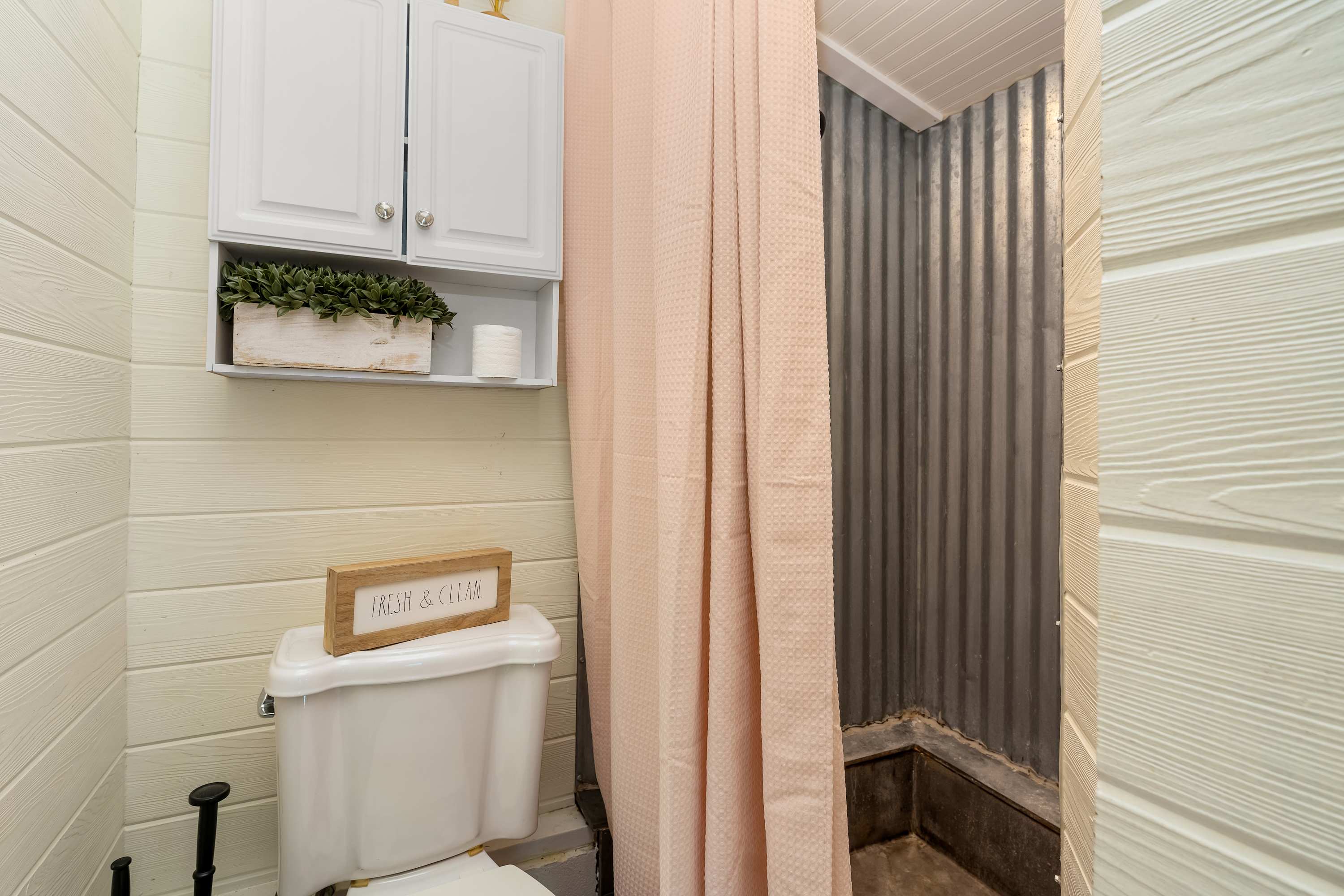 Tiny home w/outdoor kitchen & walk‑in shower