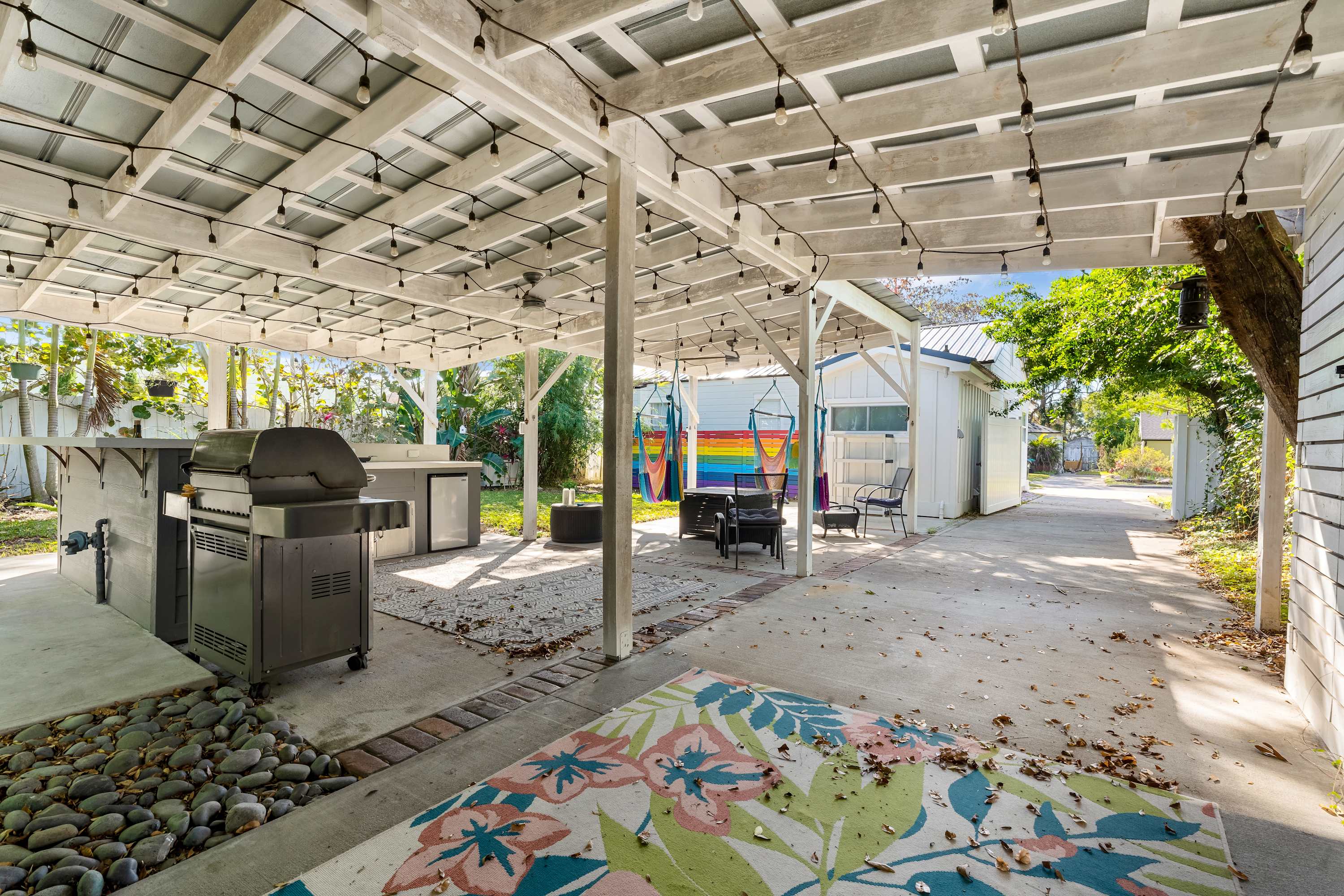 Tiny home w/outdoor kitchen & walk‑in shower