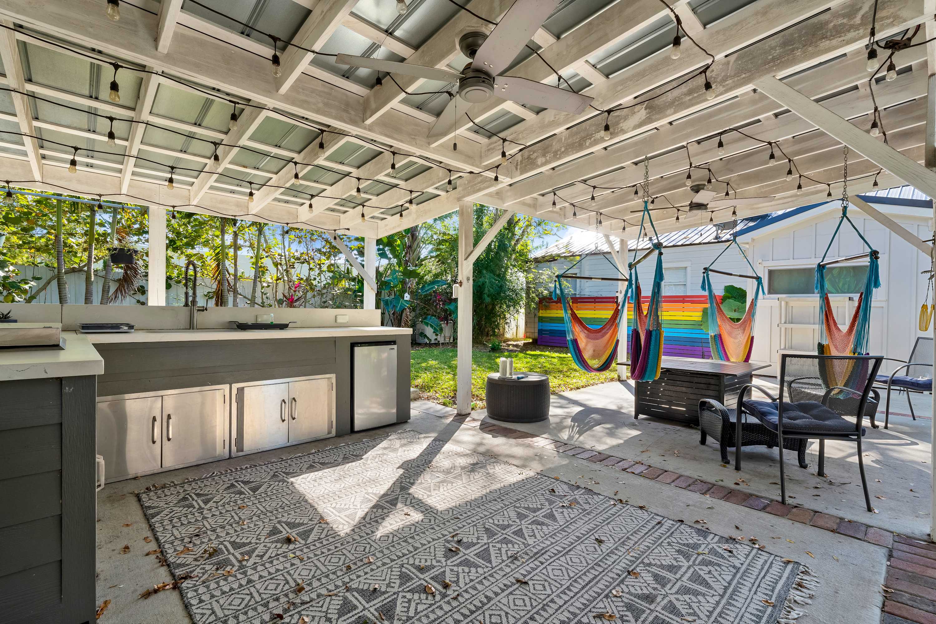 Tiny home w/outdoor kitchen & walk‑in shower