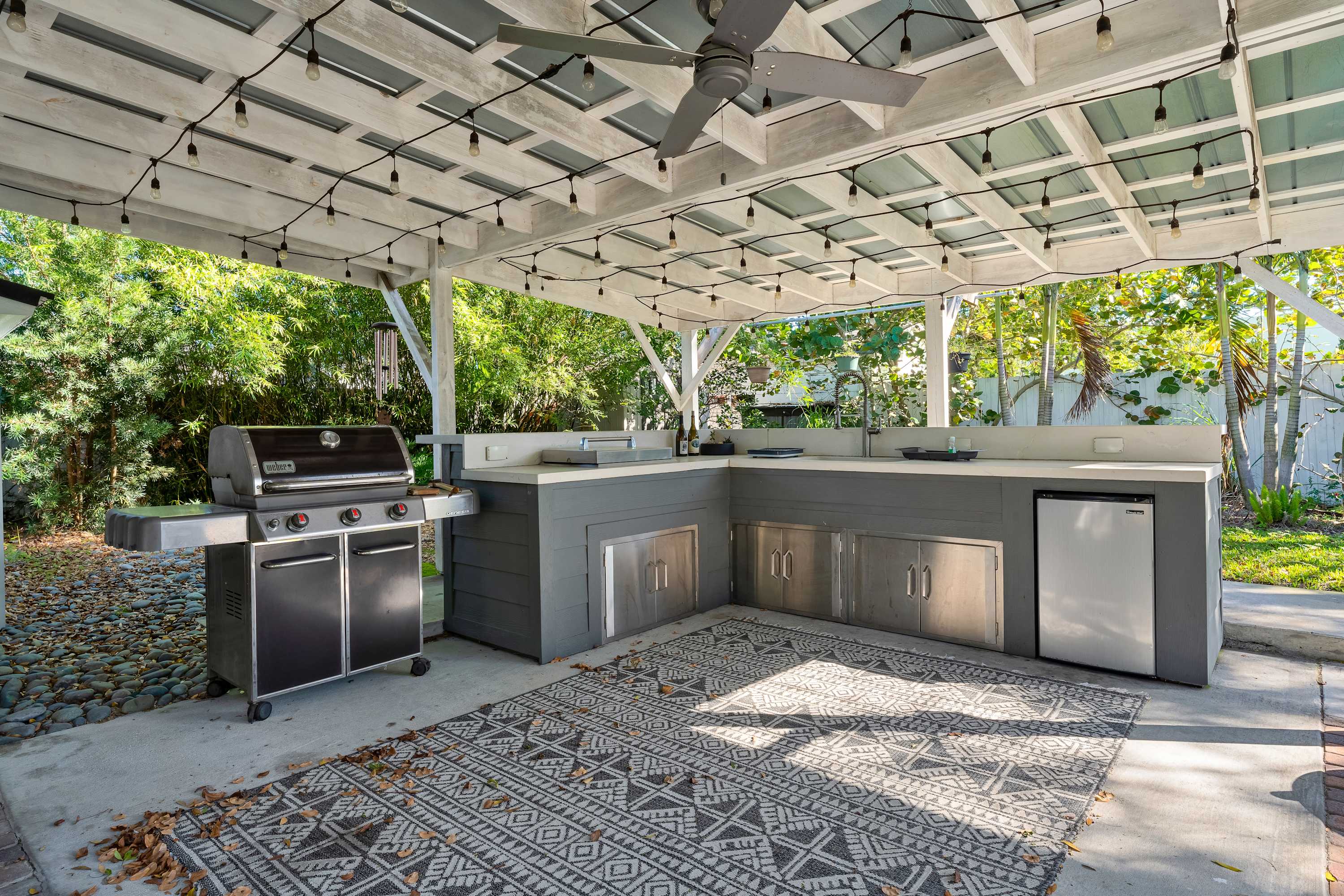 Tiny home w/outdoor kitchen & walk‑in shower