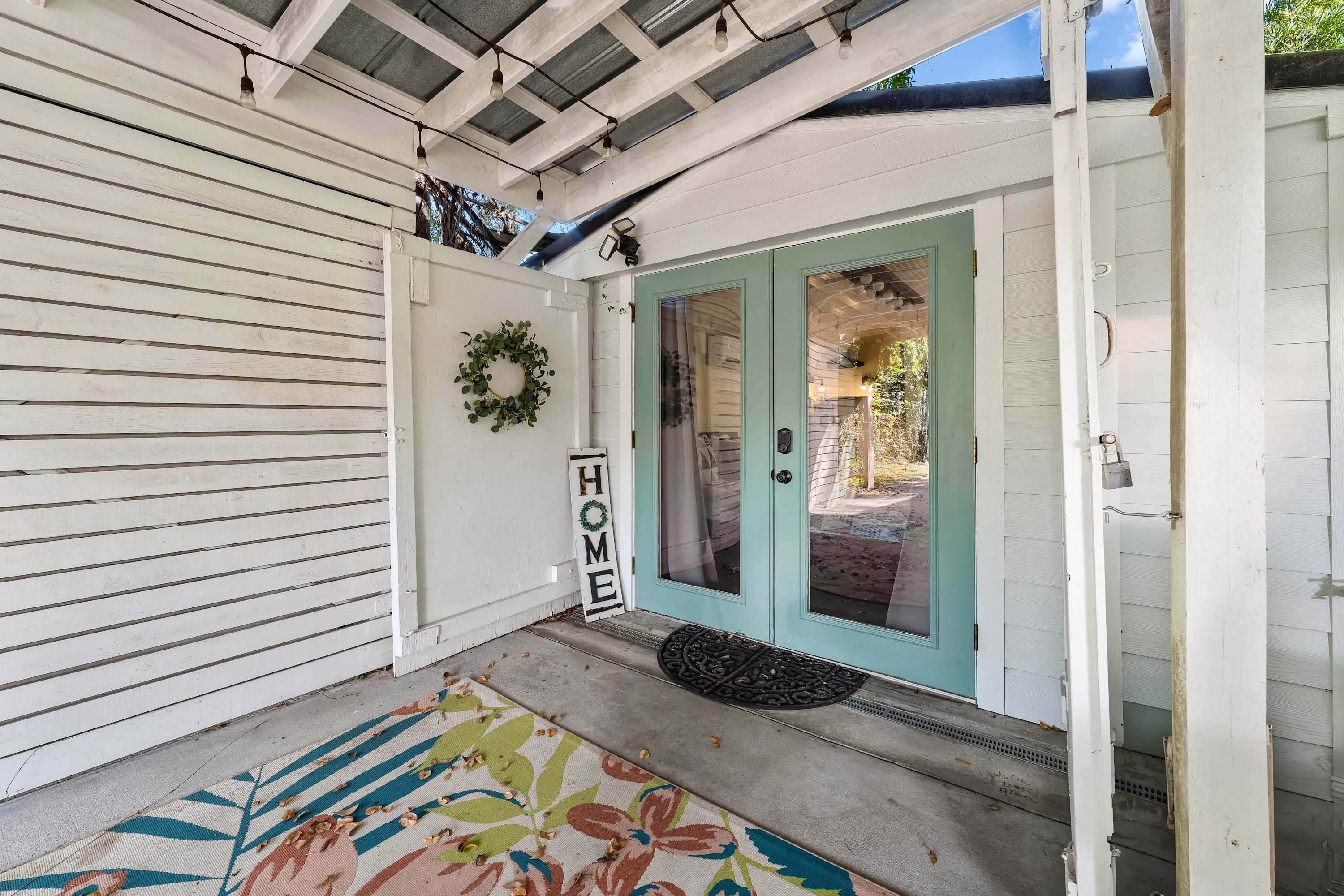 Tiny home w/outdoor kitchen & walk‑in shower