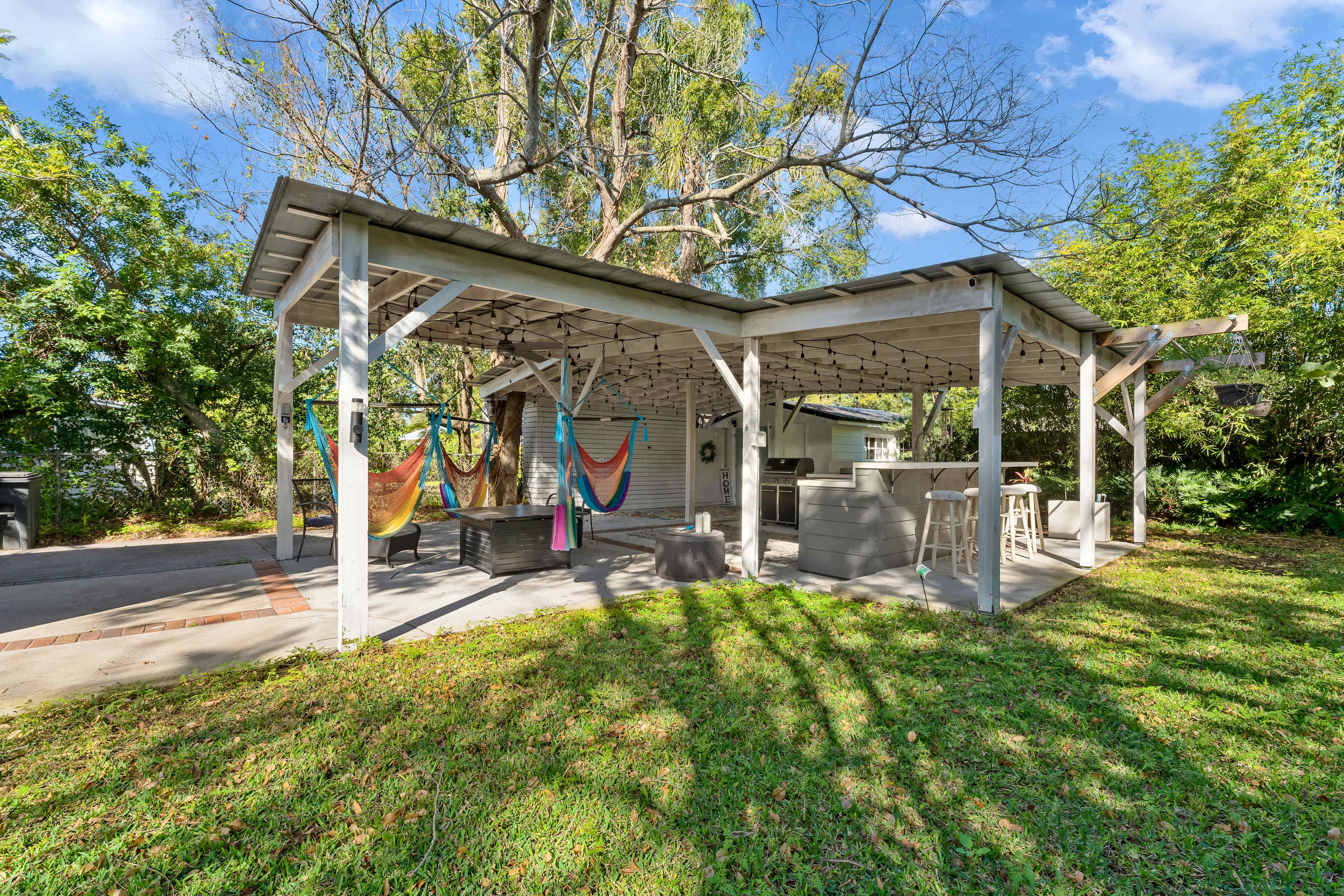 Tiny home w/outdoor kitchen & walk‑in shower