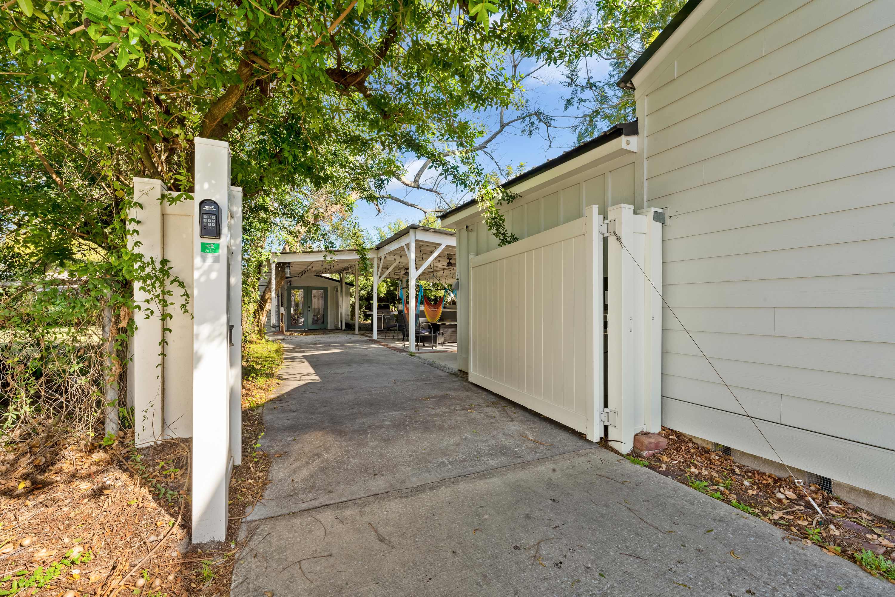 Tiny home w/outdoor kitchen & walk‑in shower