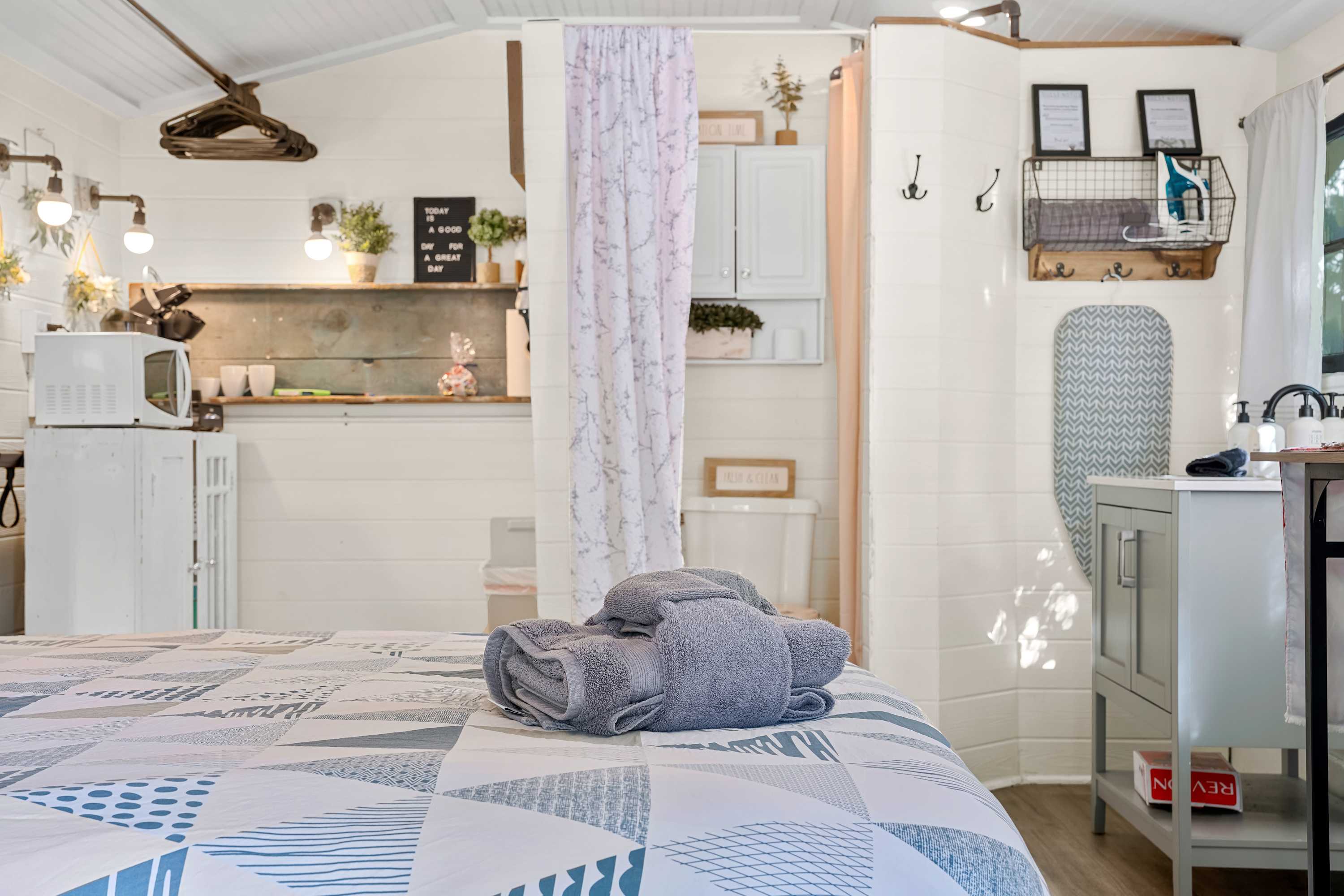 Tiny home w/outdoor kitchen & walk‑in shower