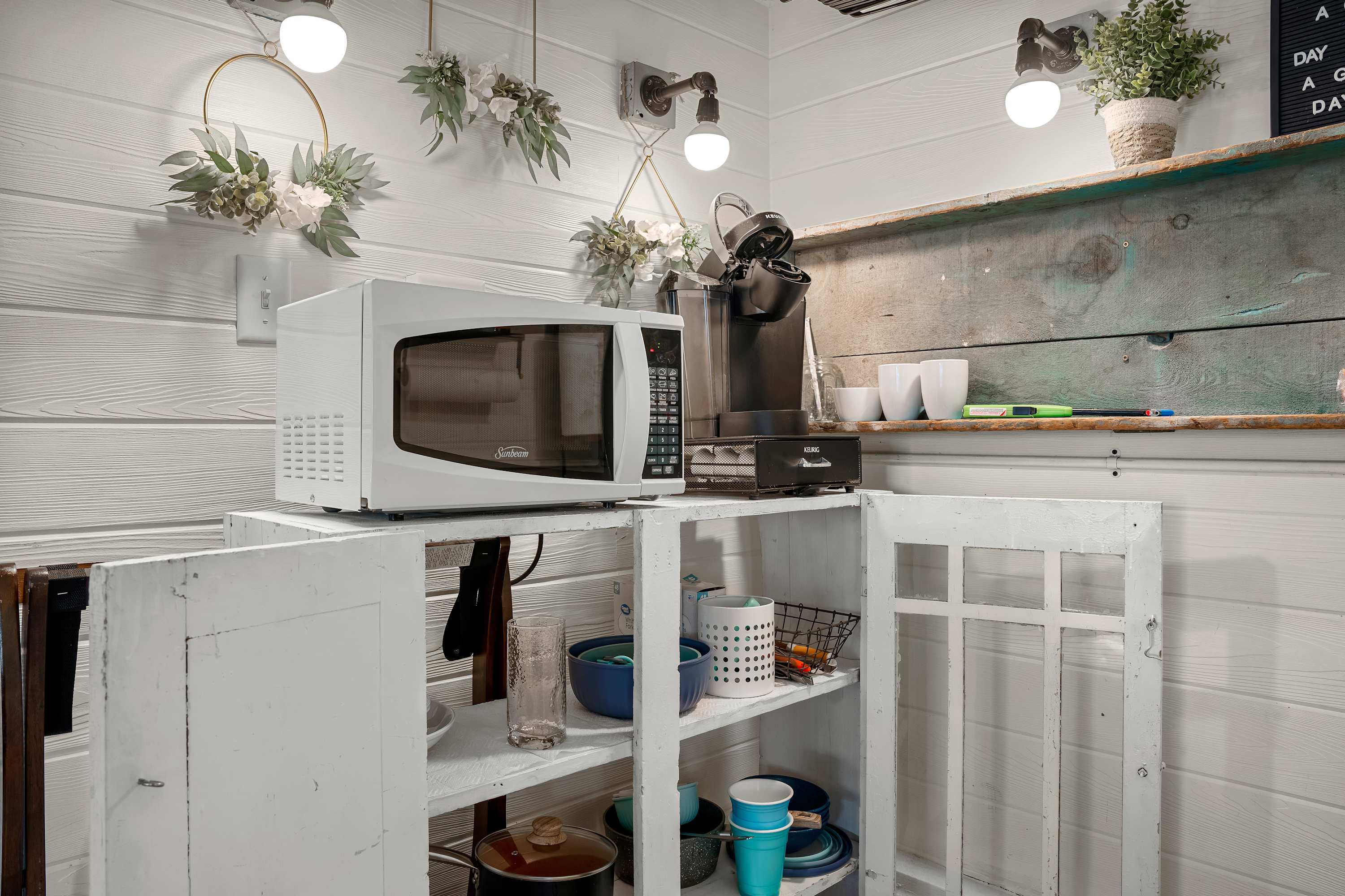 Tiny home w/outdoor kitchen & walk‑in shower