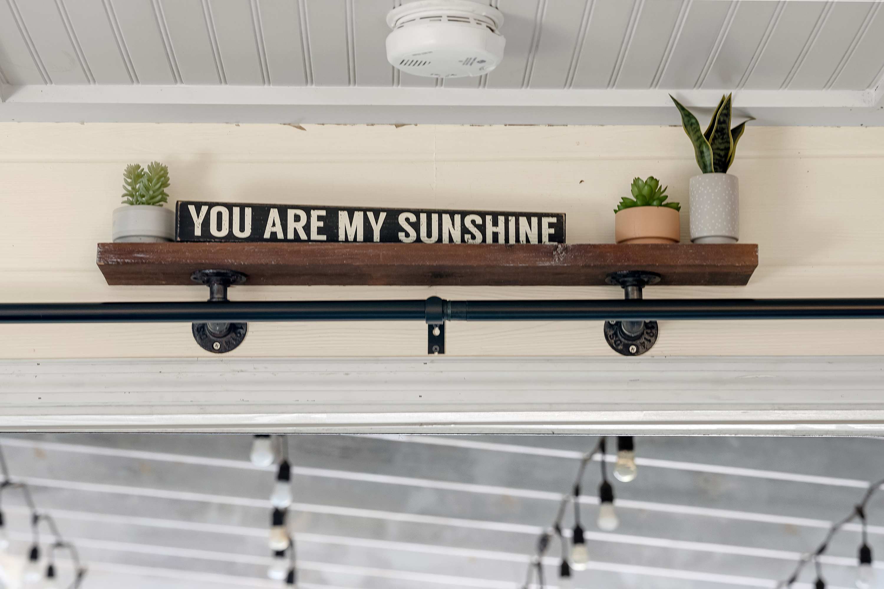 Tiny home w/outdoor kitchen & walk‑in shower