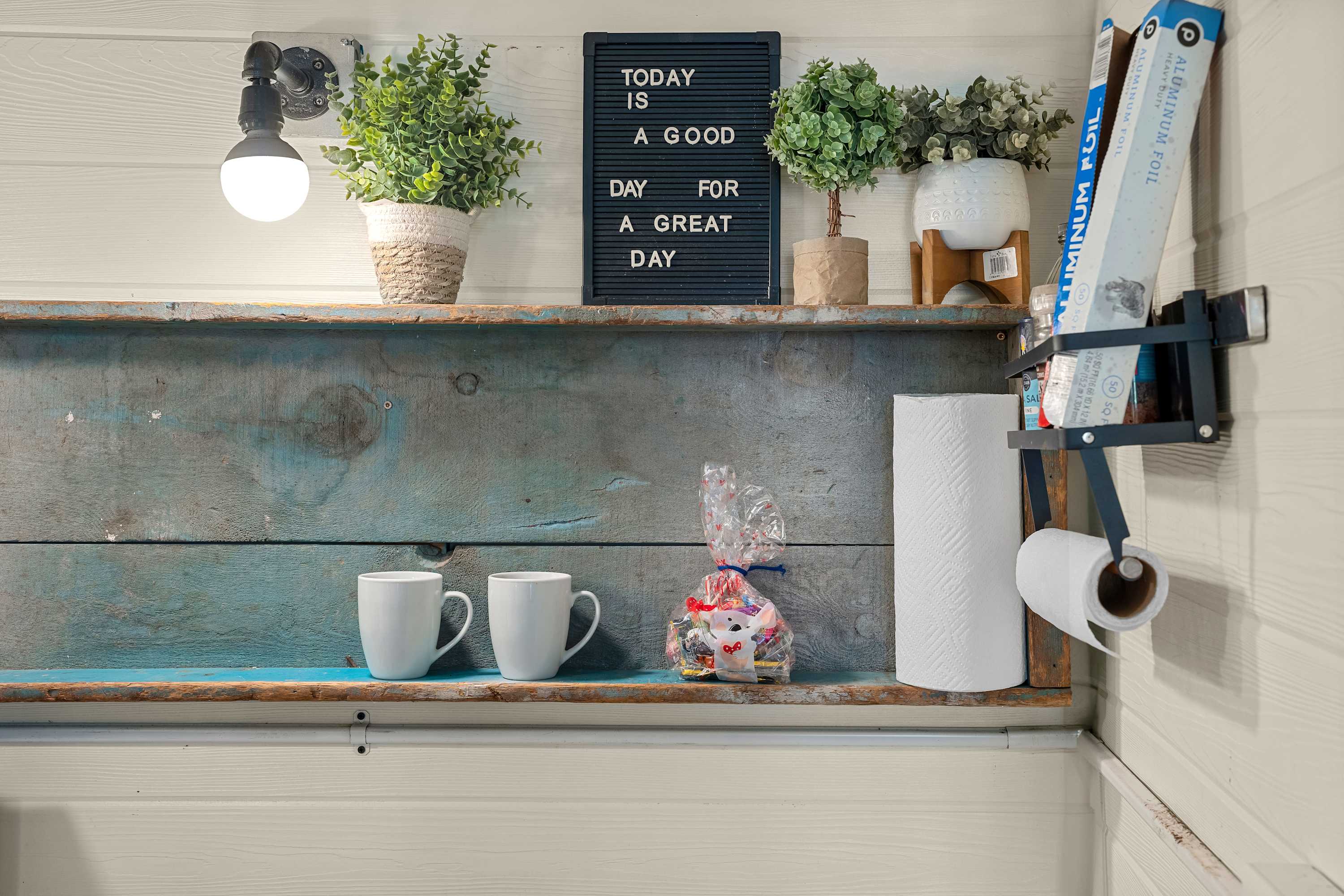 Tiny home w/outdoor kitchen & walk‑in shower