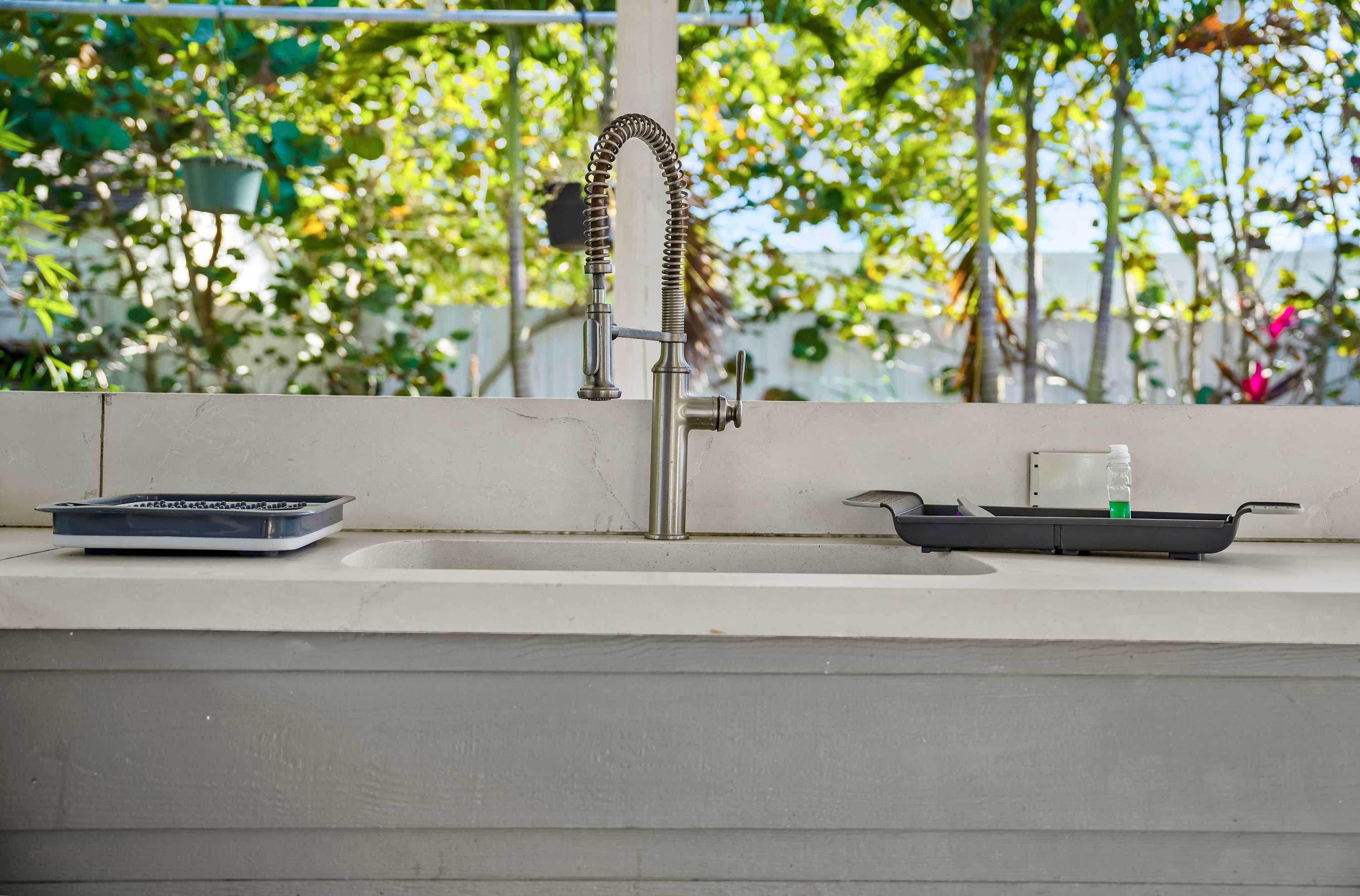 Tiny home w/outdoor kitchen & walk‑in shower