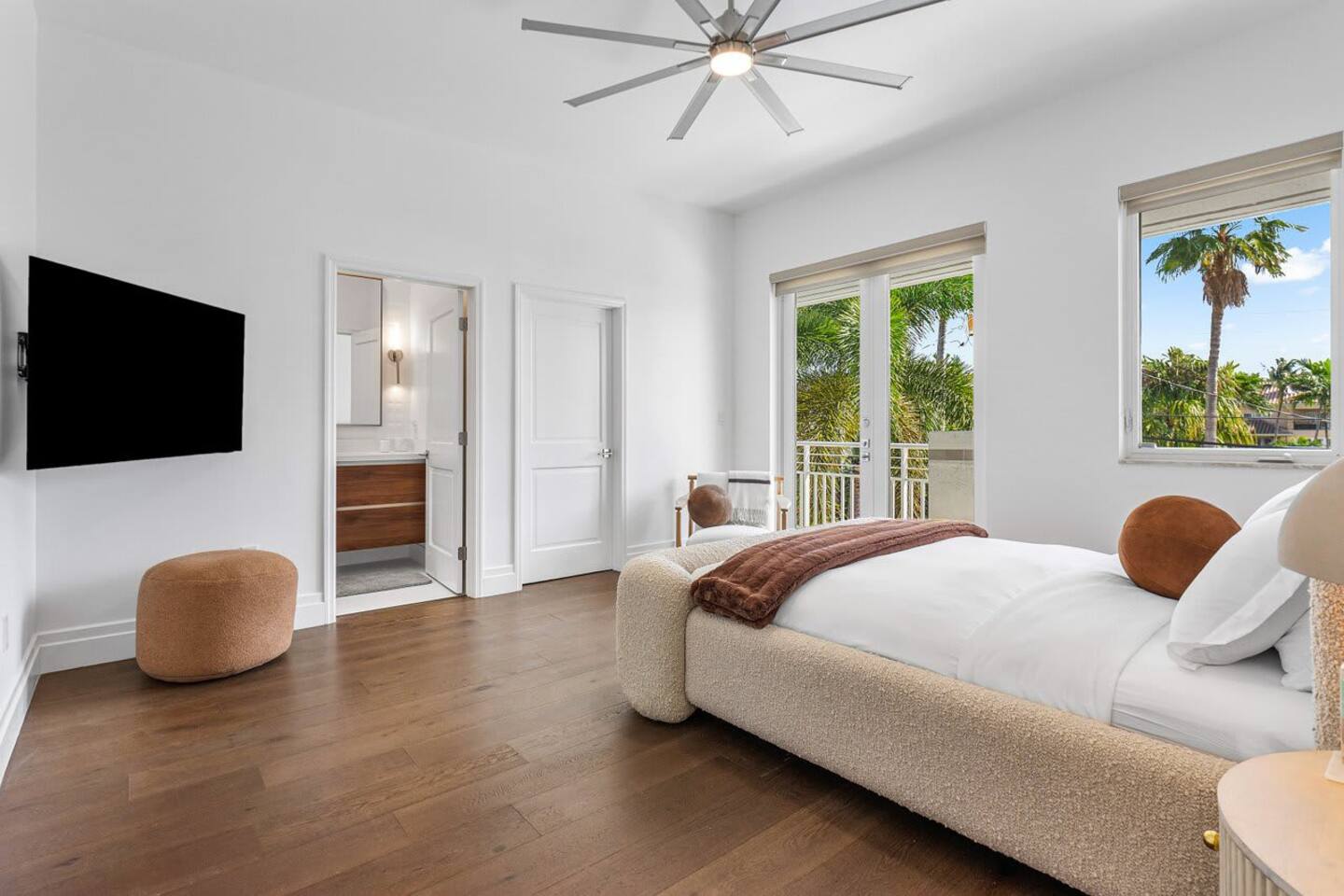 Wake up to palm-lined views.