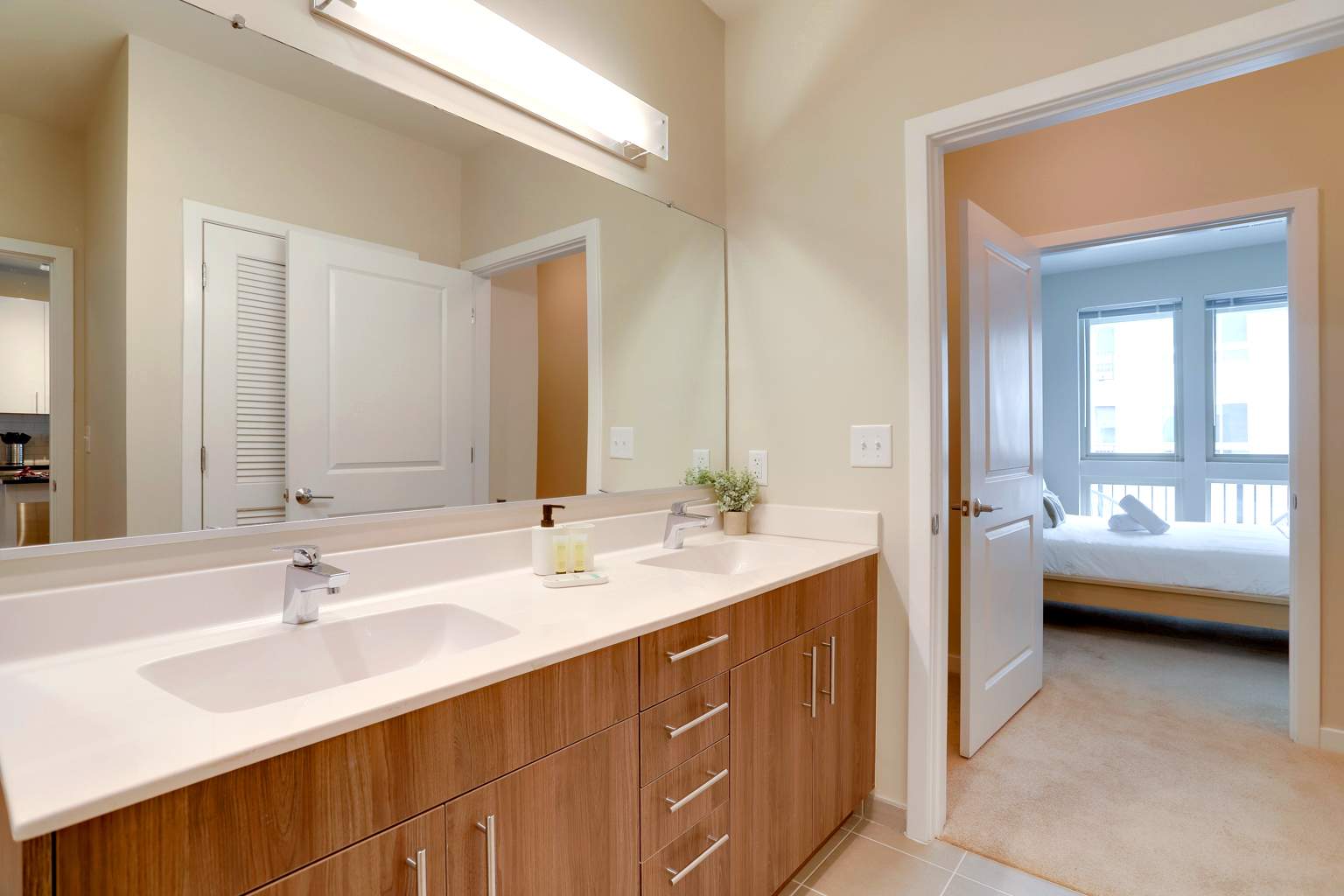 Elegant Apt Near National Mall - Photo 38