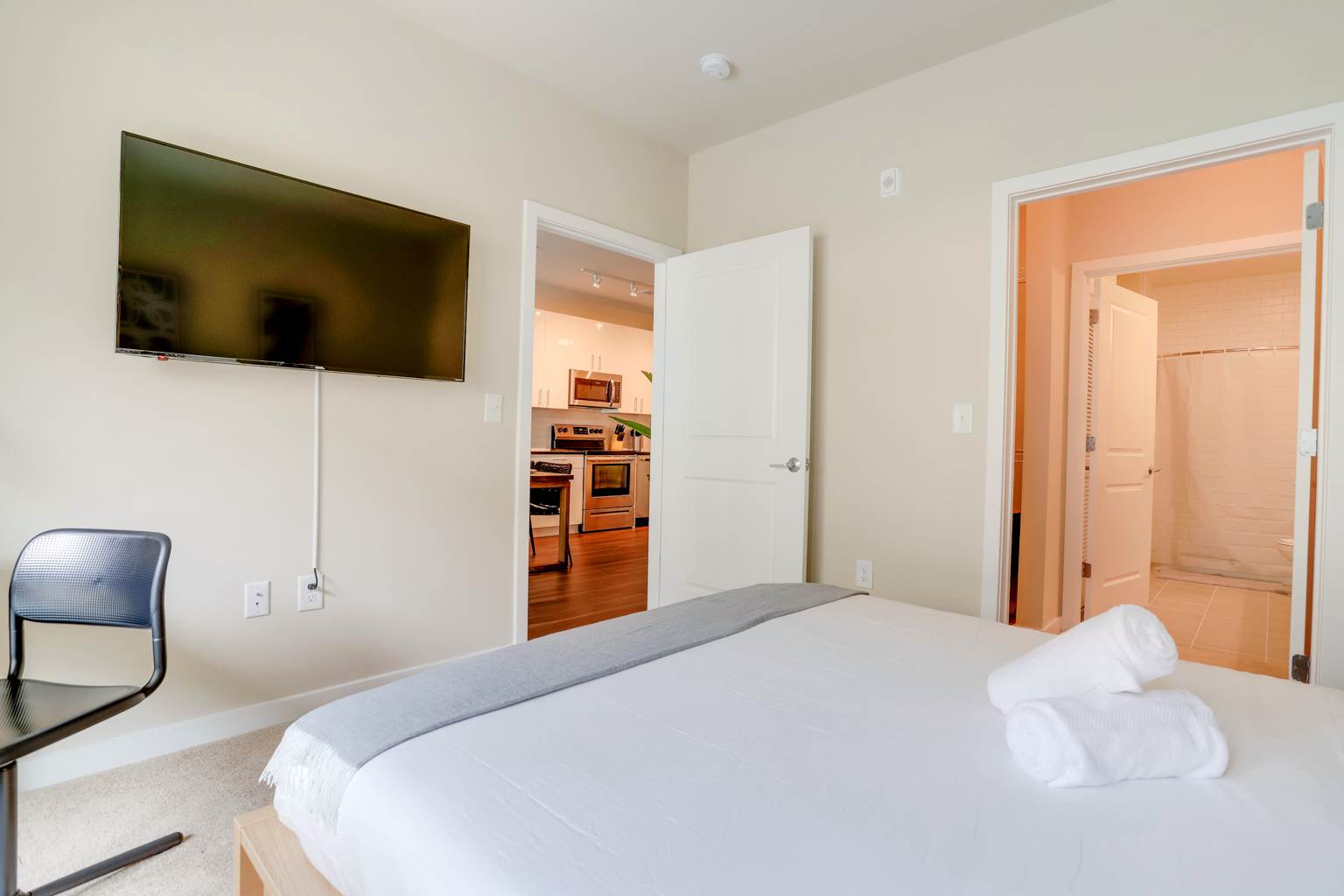 Elegant Apt Near National Mall - Photo 16