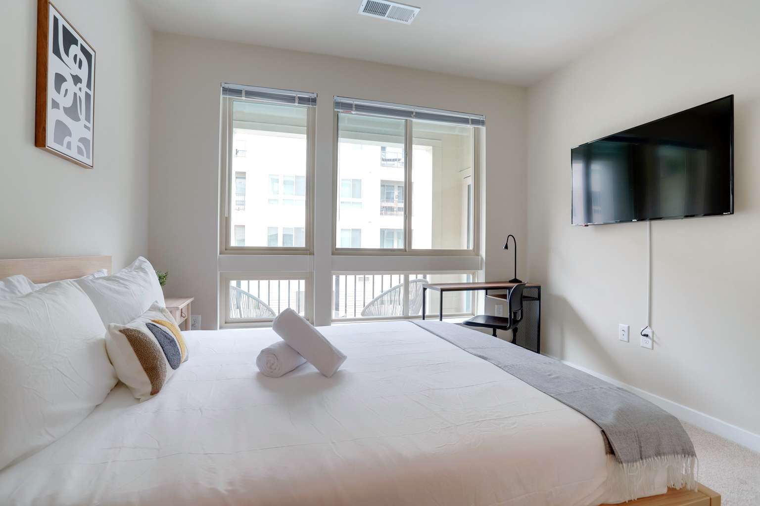 Elegant Apt Near National Mall - Photo 14