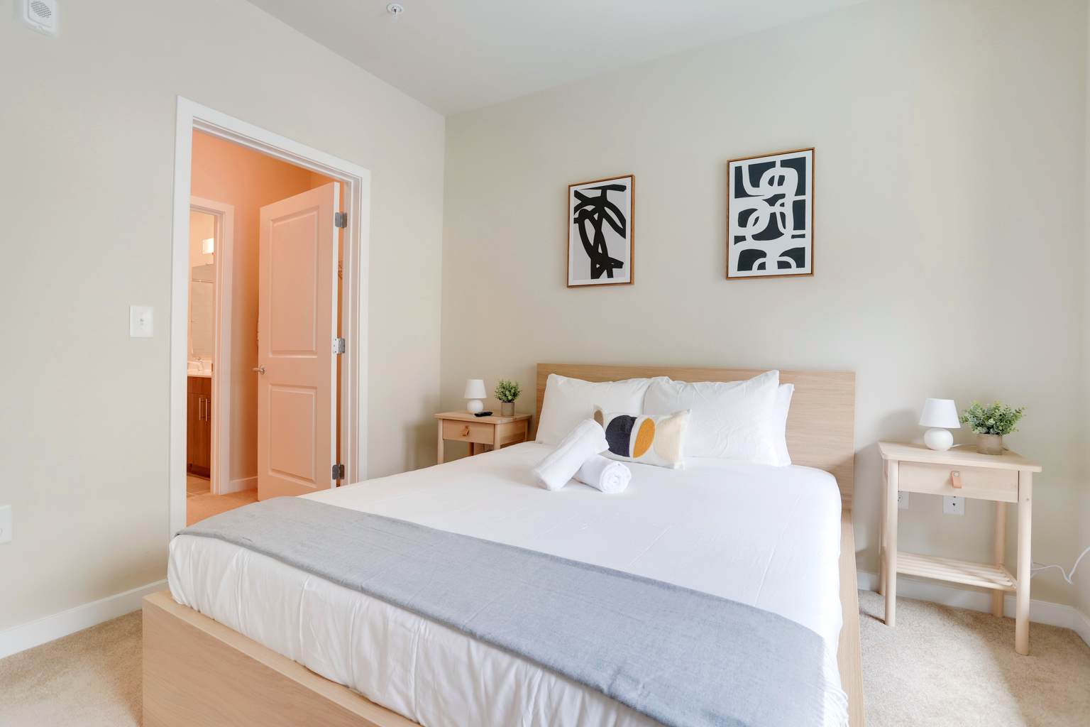 Elegant Apt Near National Mall - Photo 15