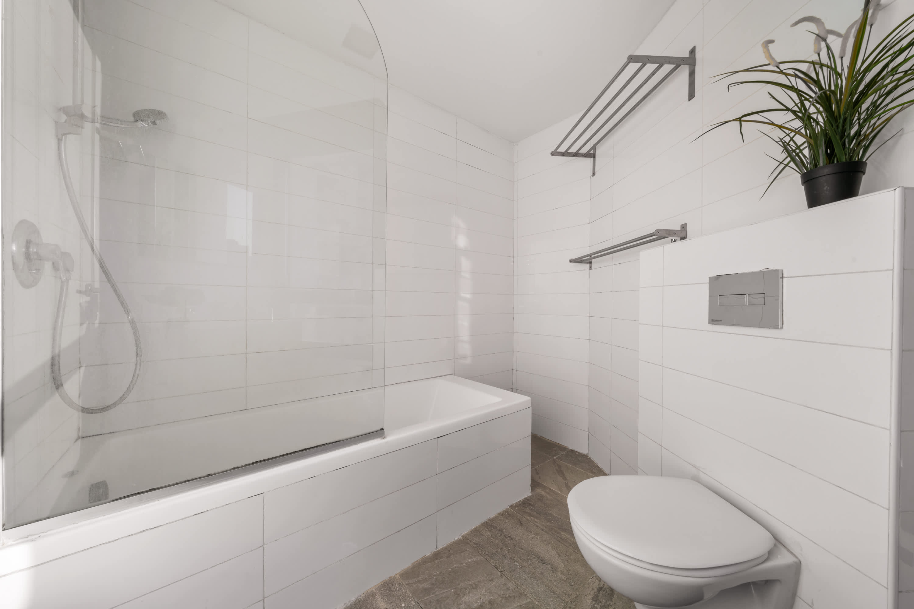 Spacious Downtown Retreat with Terrace and Parking photo 9