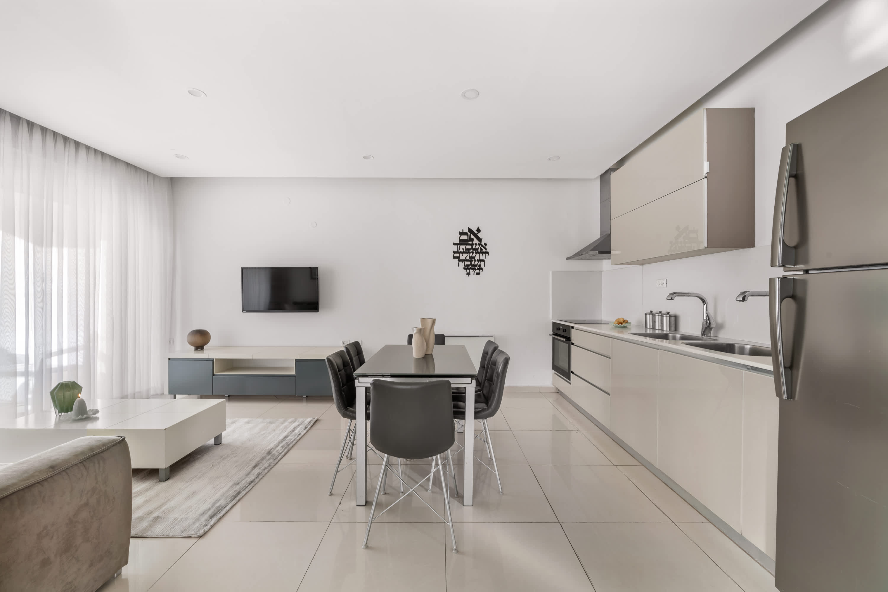 Spacious Downtown Retreat with Terrace and Parking – vacation rental in Jerusalem
