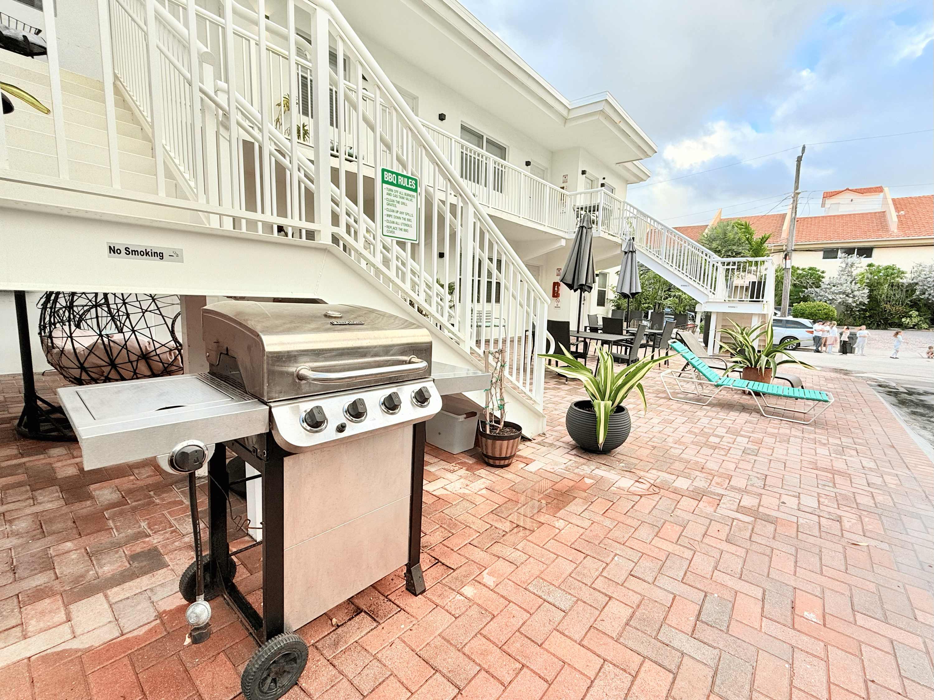 Hollywood Boardwalk Studio Fully Equipped Kitchen - Picture 17