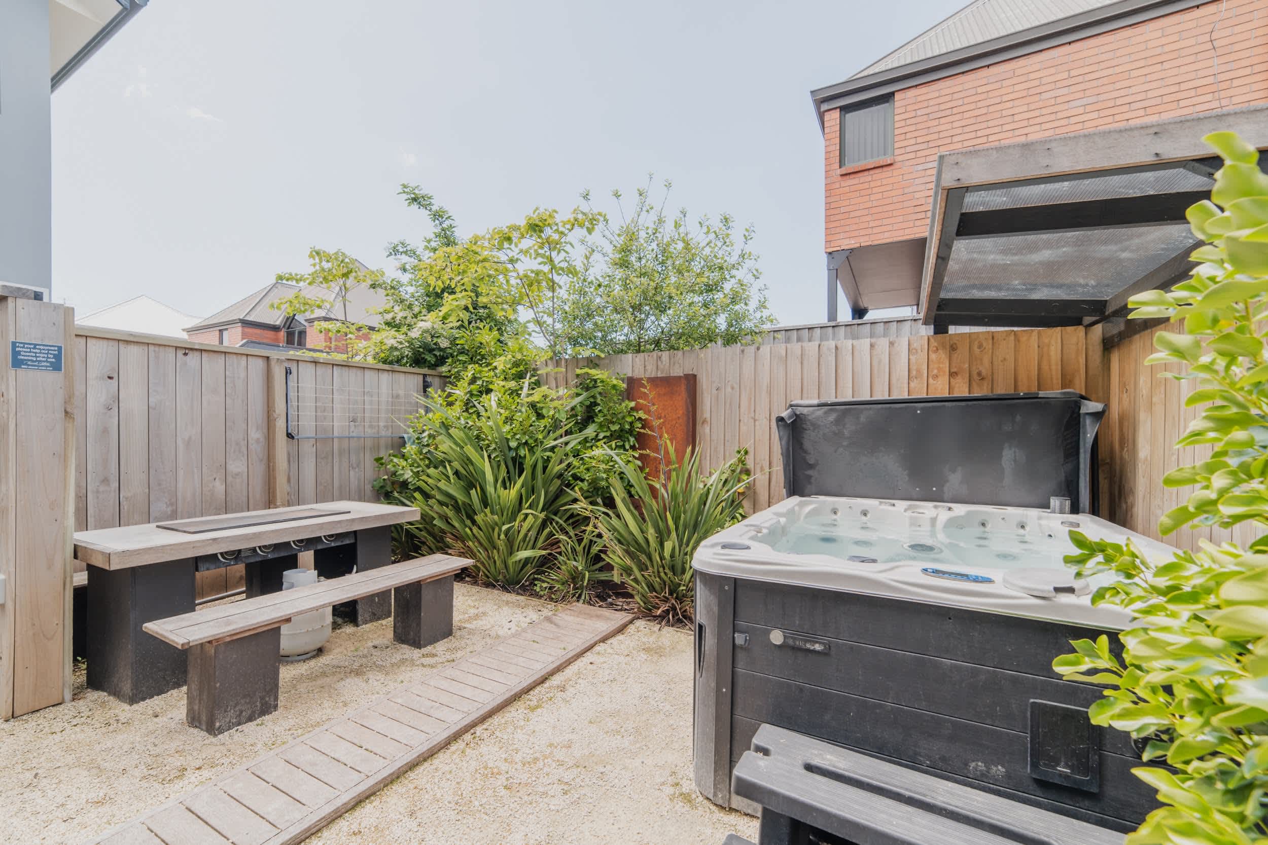 Modern 2BR City Townhouse w/ Spa & Parking — Christchurch, Canterbury — vacation rental