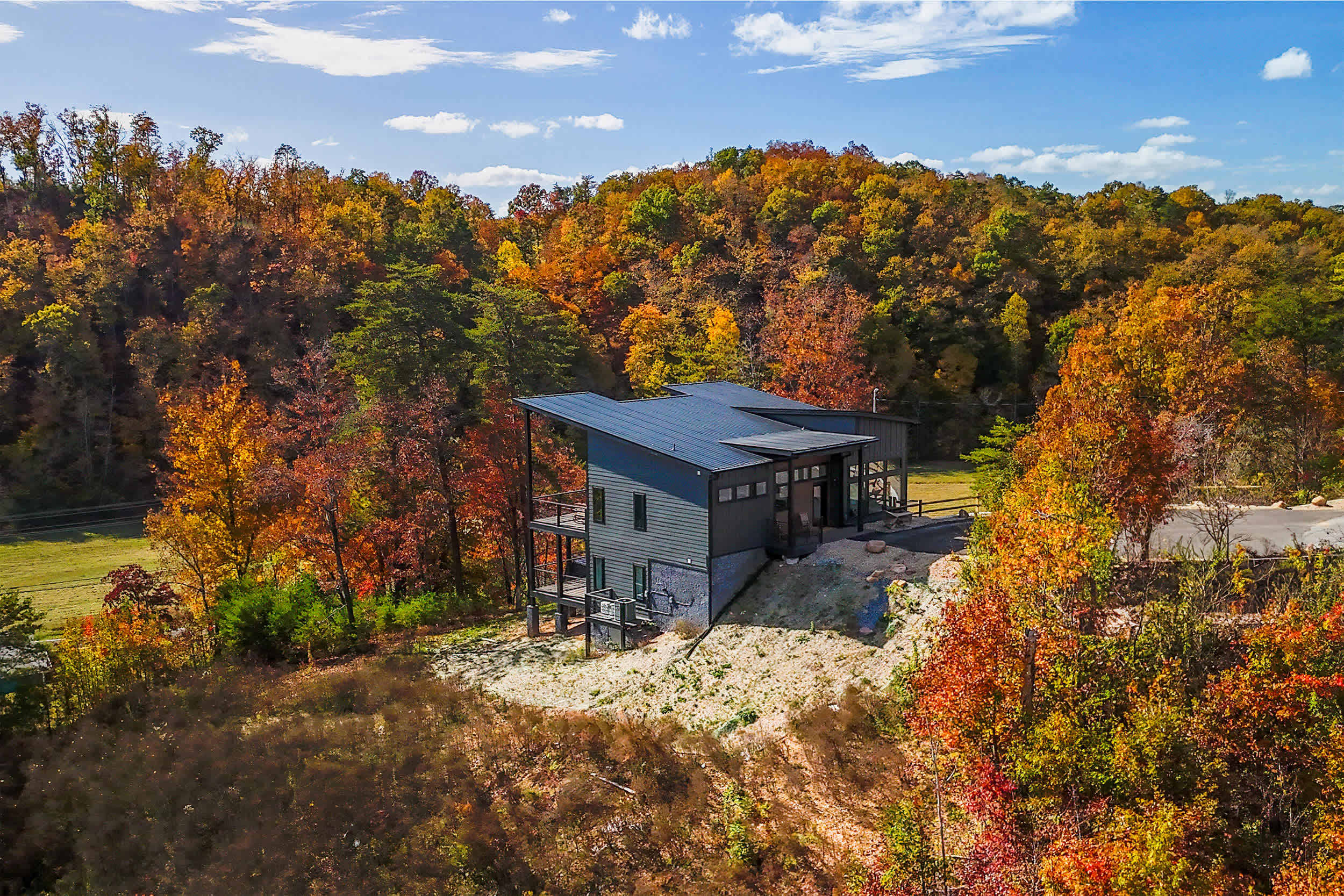 Luxury 3 Br Cabin~Indoor Pool~Hot Tub~Fire Pit