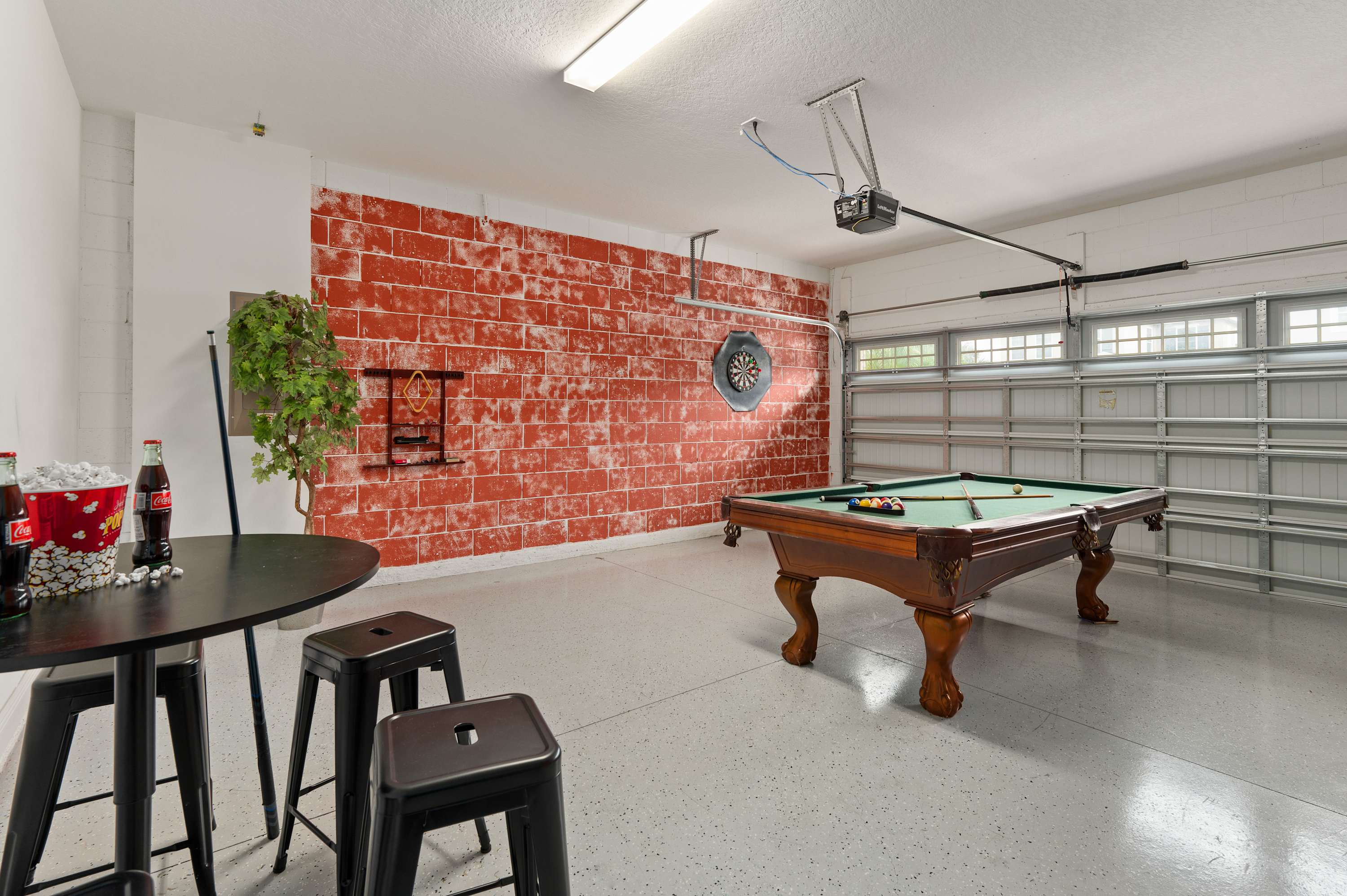 Luxury villa w/private pool & billiard lounge