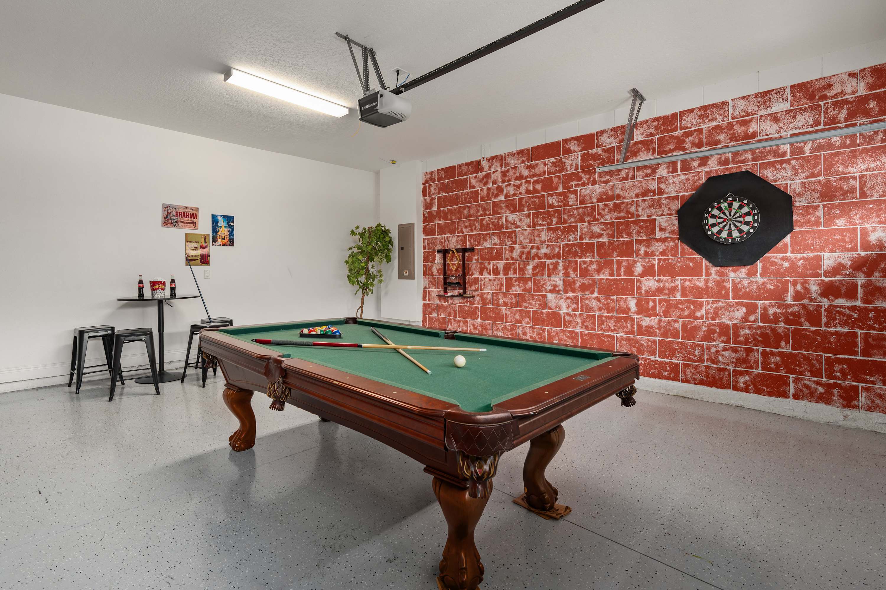 Luxury villa w/private pool & billiard lounge