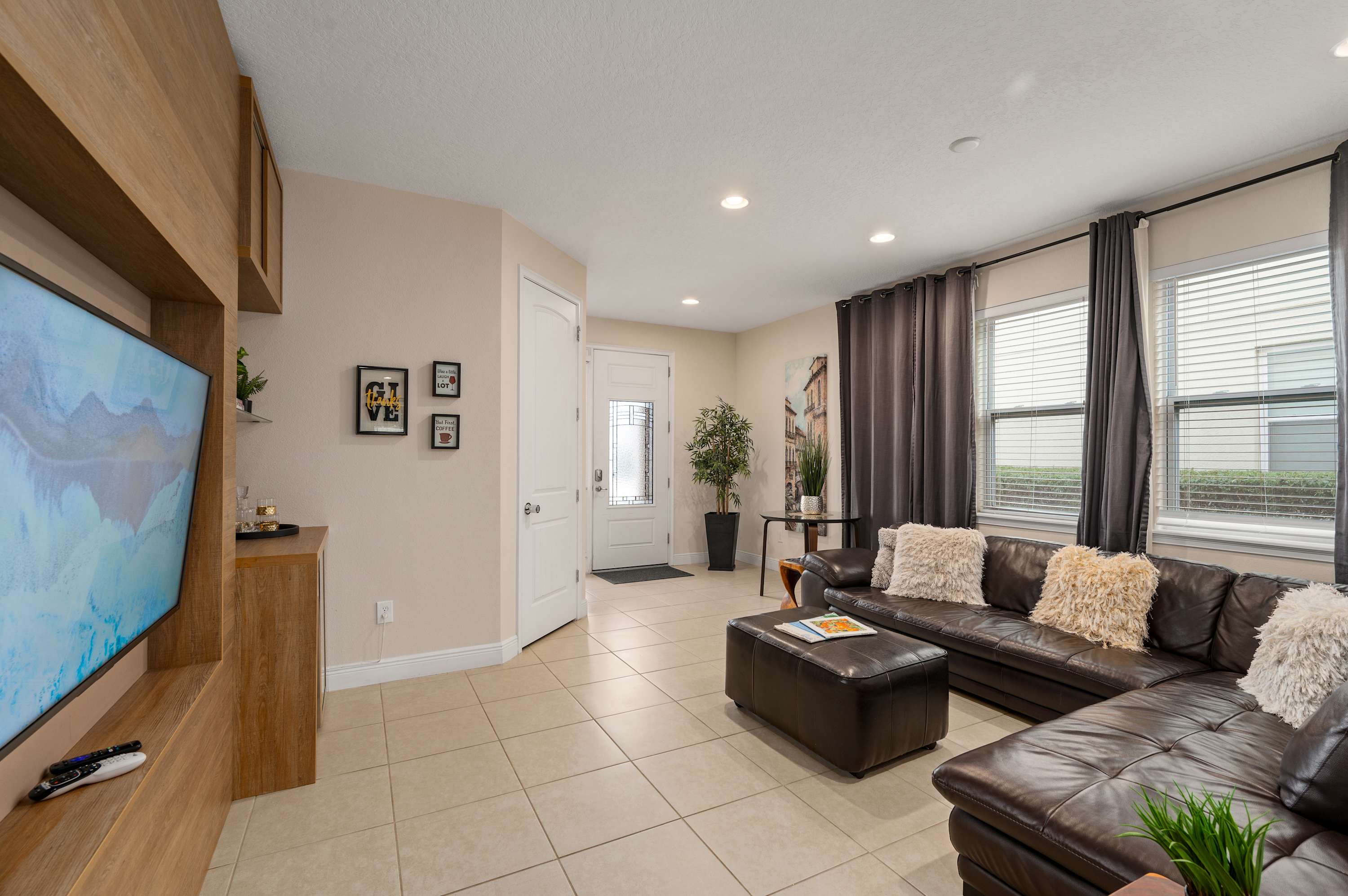 Luxury villa w/private pool & billiard lounge