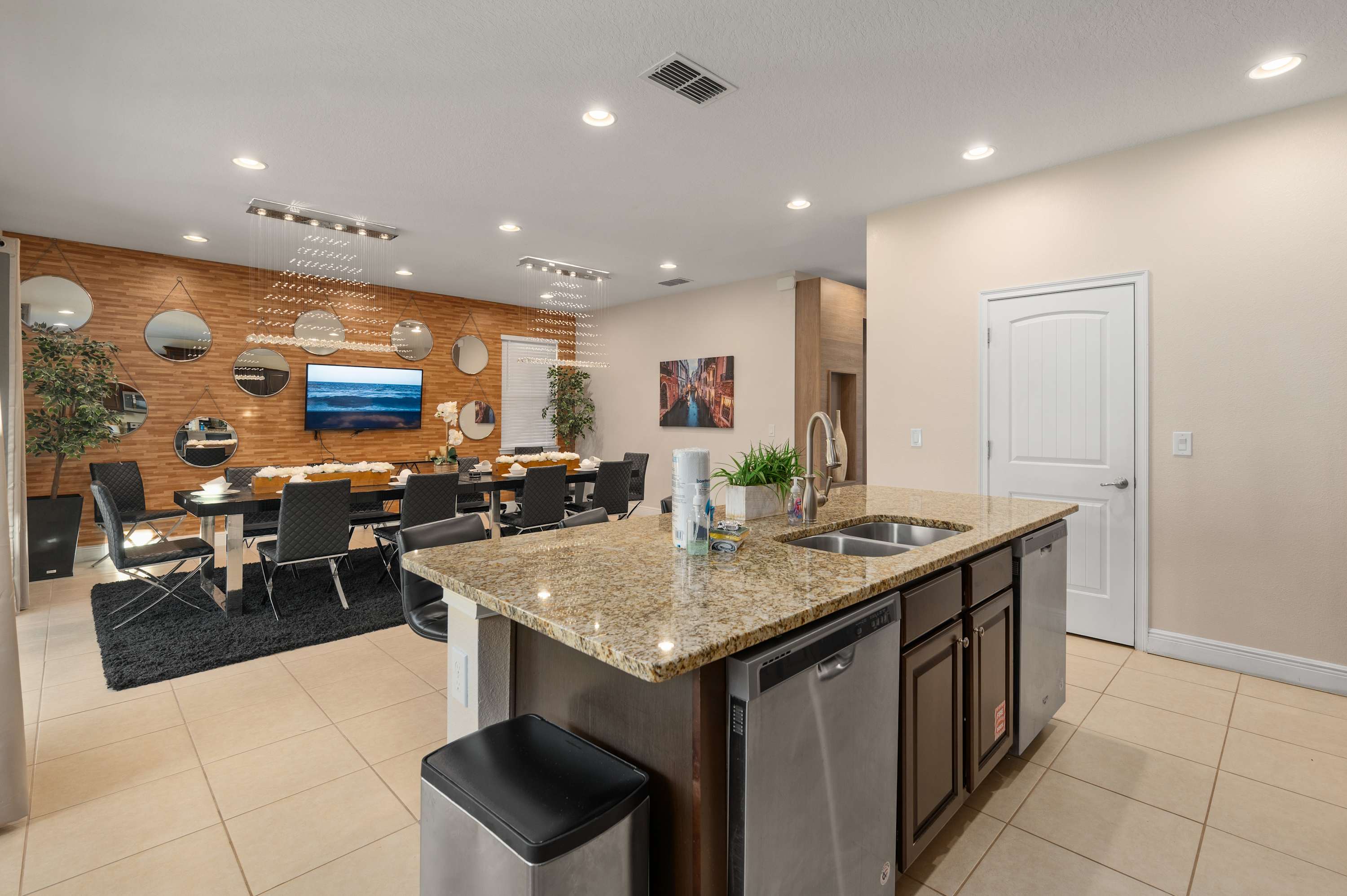 Luxury villa w/private pool & billiard lounge