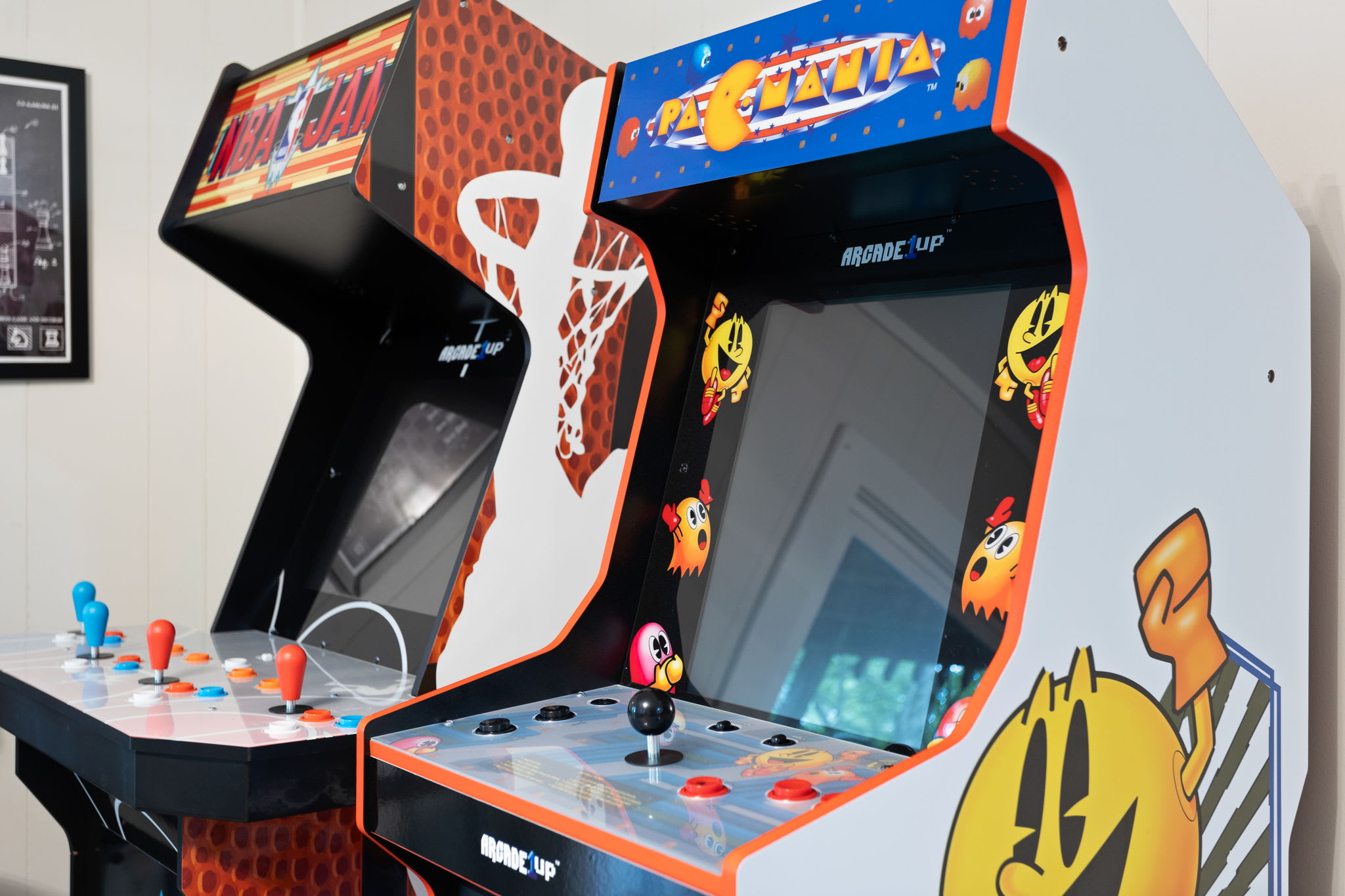 Retro Arcade Gaming Fun – A vibrant game room featuring classic arcade machines for hours of nostalgic entertainment.
