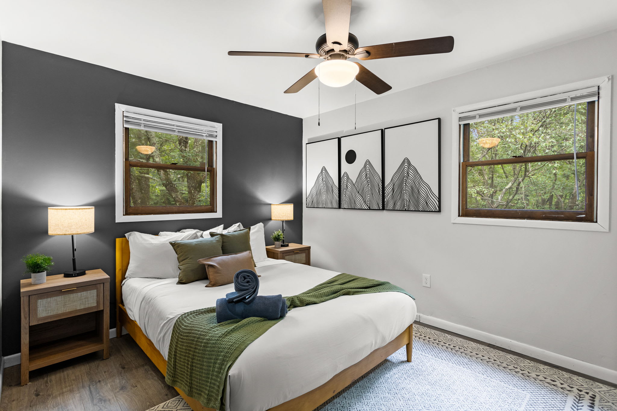 Modern Mountain Bedroom Design – A chic and inviting bedroom with black and white accents, cozy lighting, and rustic decor.