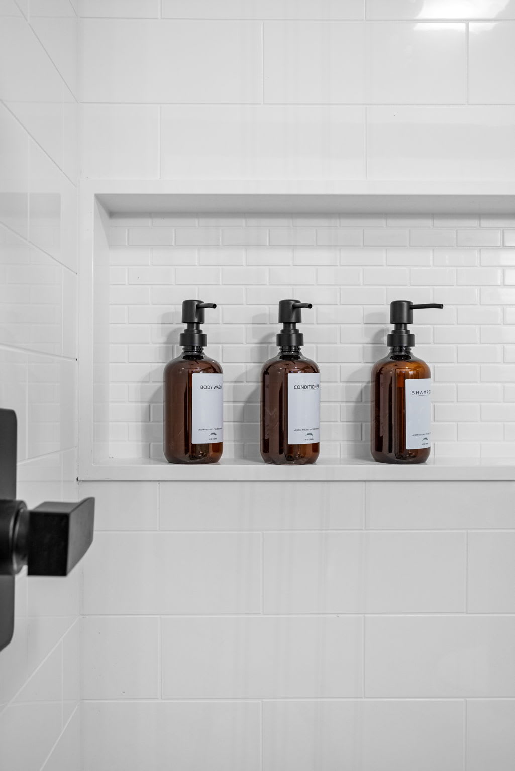 Luxury Shower Niche with Refillable Dispensers – A built-in shower niche featuring sleek refillable bottles for a clean and organized look.