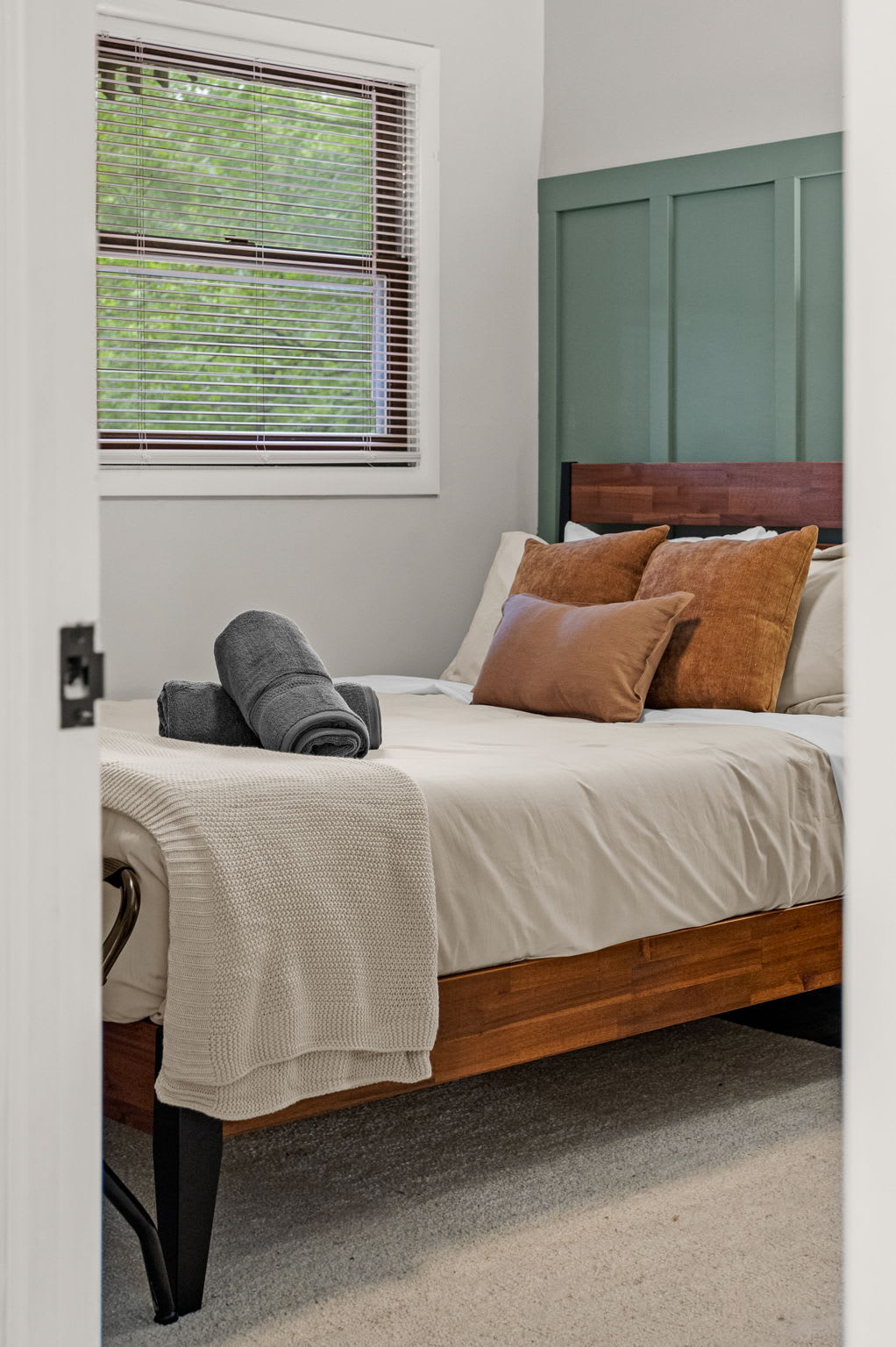 Minimalist & Cozy Bedroom – A simple yet inviting bedroom with soft bedding, modern decor, and natural lighting for a peaceful retreat.