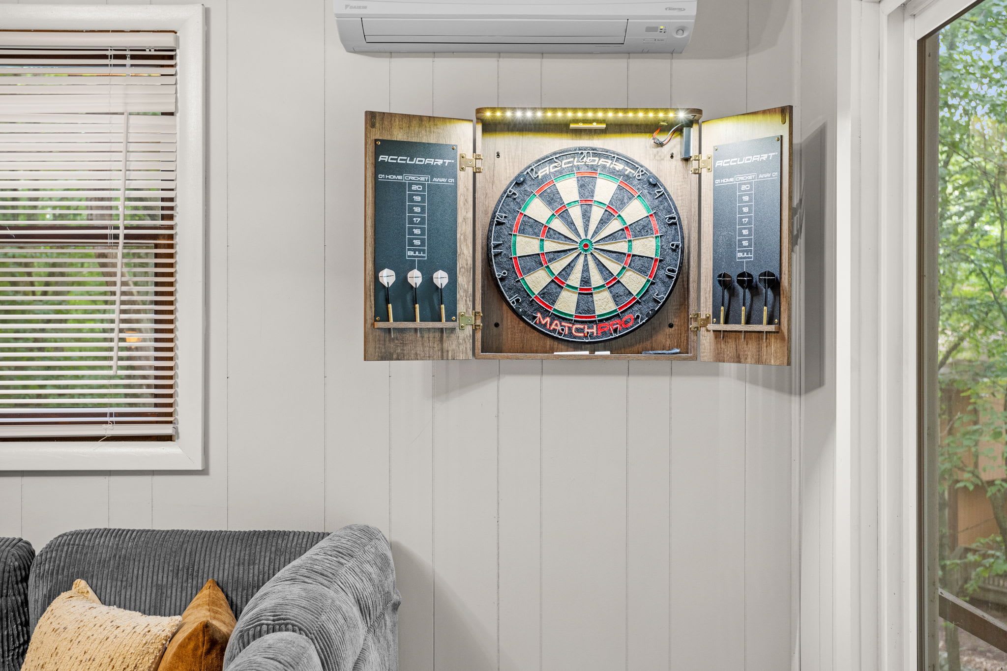 Cozy Lounge Area with Dartboard – A relaxed seating space featuring a stylish dartboard, perfect for casual games and laid-back entertainment.