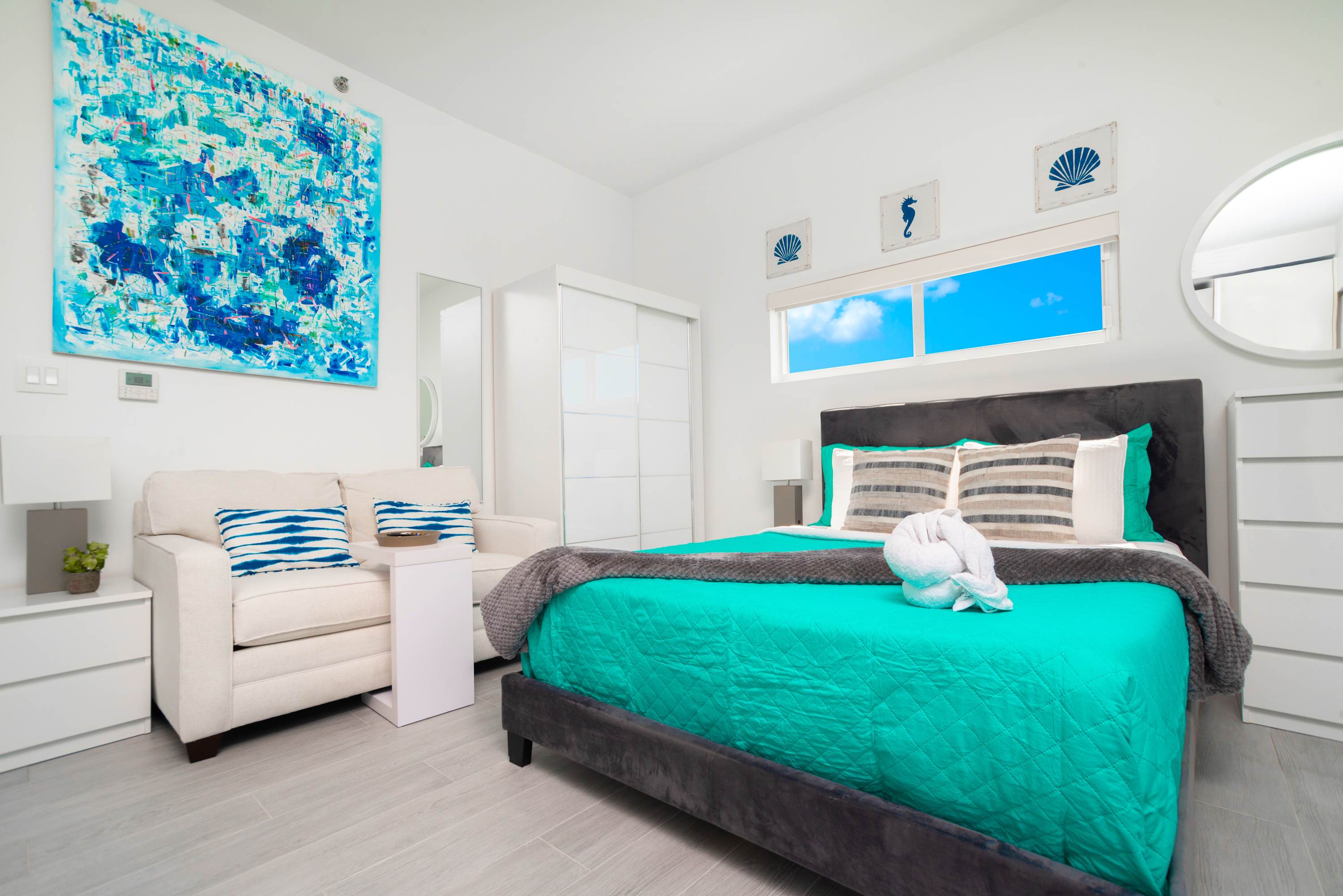 Modern Studio Apt Near Beach w/ Rooftop Pool, Onsite Restaurants, etc. — Grand Cayman, West Bay — vacation rental