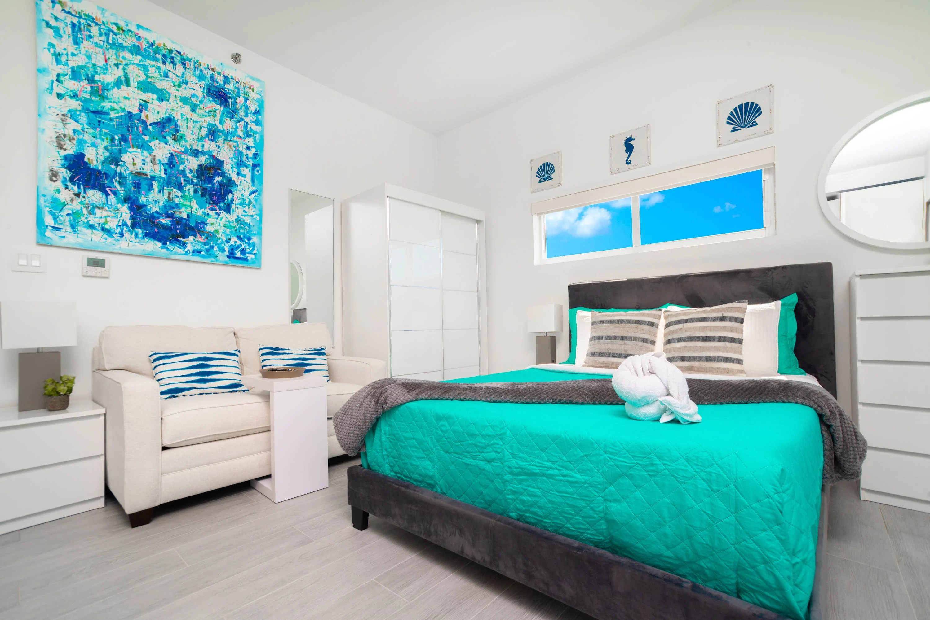 Modern Studio Apt Near Beach w/ Rooftop Pool, Onsite Restaurants, etc.