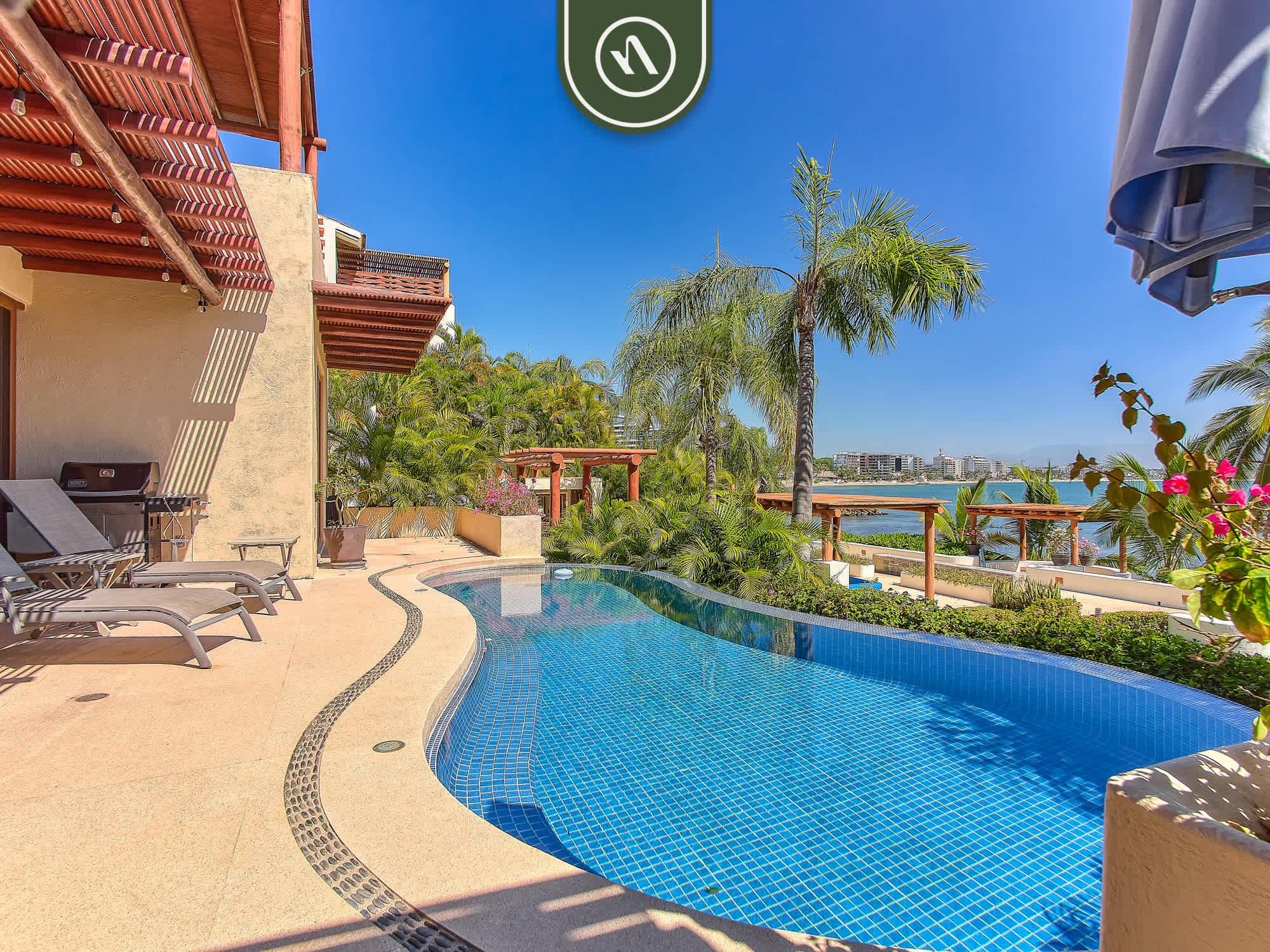 3BR Villa with Infinity Pool Overlooking the Ocean - Foto 1